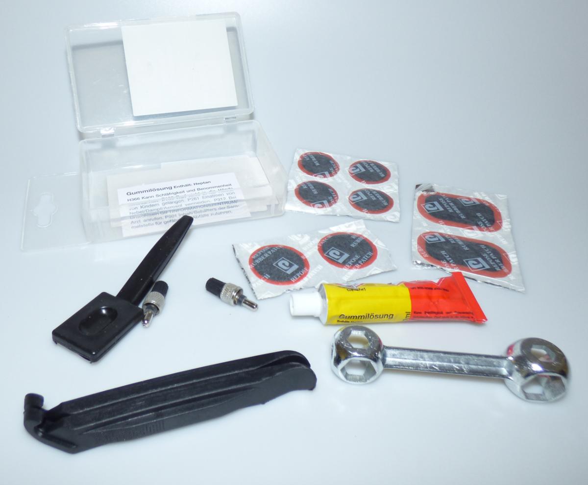 "Fahrrad-Reparatur-Set 24teilig"
Warenzusammenstellung in Aufmachung für den Einzelverkauf, bestehend aus

- einer Zusammenstellung von Werkzeugen der Positionen 8203 und 8204, in
  Aufmachung für den Einzelverkauf (= Pos. 8206), bestehend aus

- - einem sog. Aufrauer in Form einer mit freiem Arm zu handhabenden Raspel
    mit Handgriff aus Kunststoff und einem in den Kopf eingesetzten, gezahnten
    Blech aus unedlem Metall, zum Aufrauen eines Fahradschlauchs zum Flicken
    von Löchern, Länge ca. 95 mm (Pos. 8203)

- - einem sog. Knochenschlüssel in Form eines mit freiem Arm zu handhabenden
    10-Loch Schraubenschlüssels in Form eines "Knochens" für
     Außensechskantschrauben in zehn verschiedenen Größen (6 bis 15mm),
    vollständig aus Spritzguss (unedles Metall), zum Lösen und Festziehen von
     mechanischen Verbindungselementen (Pos. 8204)

- zwei Reifenhebern aus Kunststoff (Pos. 3926)

- 16 Flicken aus Weichkautschuk in unterschiedlichen Formen und Abmessungen
  (Pos. 4016), in Alu- und Kunststoffolie verpackt

- einer Tube mit Gummilösung zum Festkleben der Flicken (Pos. 4005)

- zwei Blitzventile (Pos. 8481)

- zusammen in einer zur Aufnahme der o. g. Ware besonders gestalteten und zum
  dauernden Gebrauch geeigneten Kunststoff-Box mit Aufhängeöse untergebracht

(Antragstellerangaben)

Abbildung siehe Anlage.

Da keiner der Bestandteile der Warenzusammenstellung den Charakter verleiht, 
ist die Ware gemäß AV 3 c) in die zuletzt genannte der gleichermaßen in Betracht
kommenden Positionen (4016 - Menge, 8206 Wert) einzureihen (= 8206).

Derartige Erzeugnisse gehören als " Zusammenstellung von Werkzeugen aus zwei
oder mehr der Positionen 8202 bis 8205, in Aufmachungen für den Einzelverkauf, mit
arbeitendem Teil aus unedlem Metall" zum TARIC-Code 8206 0000 00.