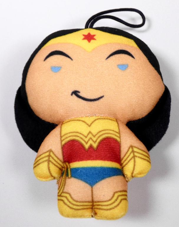 Bei dem durch ein Warenmuster veranschaulichten und als "Mc Donald`s DC League of Super Pets
Plush 2022, Motiv: Wonder Woman" bezeichneten Erzeugnis handelt es sich um eine Puppe,
- einen ca. 11 cm großen Menschen (Frau) darstellend,
- aus überwiegend beigefarbenen Spinnstoffen zusammengenäht,
- mit angenähten Armen und zusammengenähten Beinen, die materialbedingt beweglich sind,
- mit einem aufgedruckten Gesicht und schwarzen, teilweise angenähten Haaren sowie einem
   gelben, aufgedruckten Stirnband verziert,
- mit aufgedruckter Kleidung in Form einer gelb-roten Corsage und einer blauen, kurzen Hose
  sowie goldfarbenen Schuhen und Handschuhen,
- mit einer am Kopf angenähten Aufhängeschlaufe aus Spinnstoff,
- dient der spielerischen Unterhaltung von Kindern,
- in einem Polybeutel verpackt.

Zolltarifrechtlich handelt es sich um eine "Puppe, die Nachbildung eines Menschen darstellend,
keine handgearbeitete Puppe in für das Ursprungsland charakterstischer Volkstracht"