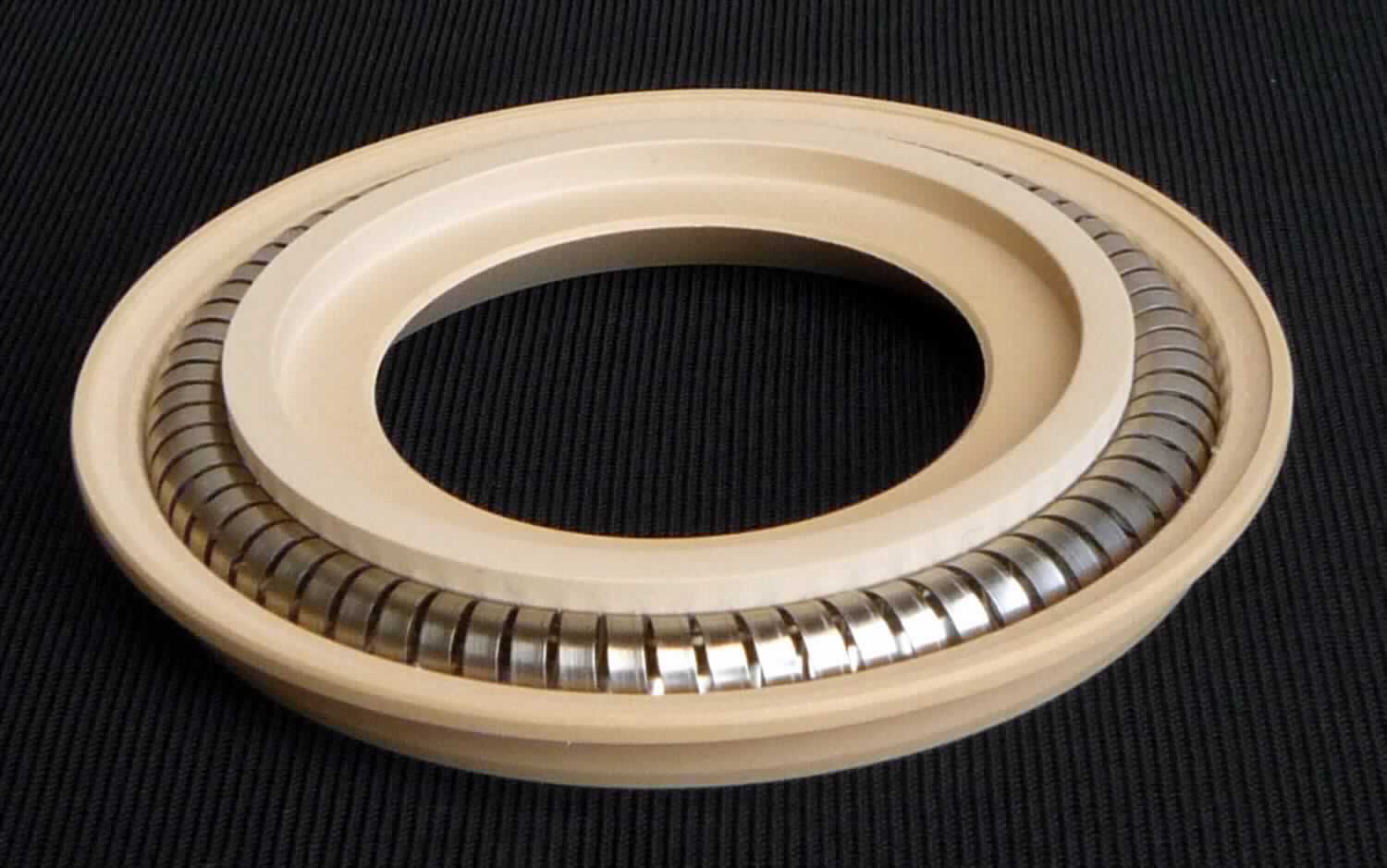 Nutring mit Feder #24370003 (Wellendichtring)
- aus einem Stützring aus Metall (Innendurchmesser 39 mm), einer Dichtlippe aus
  Polytetraflourethylen (Kunststoff) und einem eingelegten Spiralfederring als
  Vorspannelement (Abbildung siehe Anlage),
- allgemein verwendbar im Maschinen-, Apparate- und Gerätebau zur Abdichtung
  von rotierenden Komponenten in Drehgelenken, Armaturen, Schaltwellen, 
  Kolbenpumpen, Lagern usw. gegen Schmutz von außen. 

"Nichtelektrischer Maschinenteil, in Kapitel 84 anderweit weder genannt noch inbegriffen, keine Ware der TARIC-Codes 8487 1010 00 bis 8487 9090 10 - sog. Nutring mit Feder (Wellendichtring)"