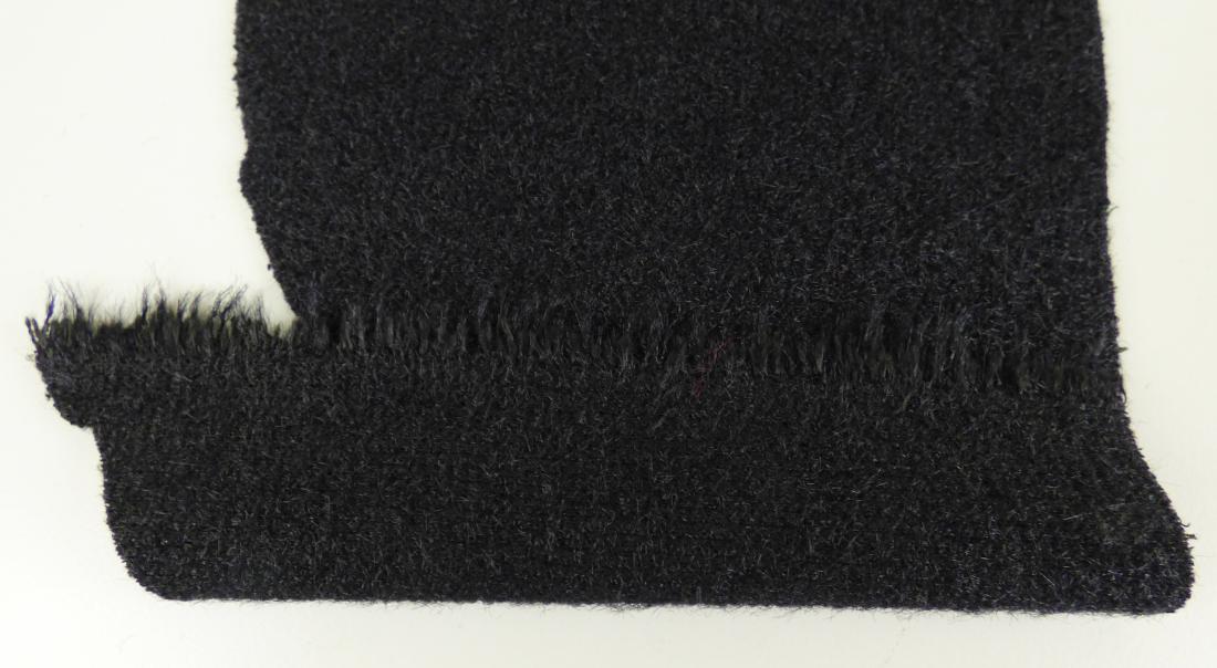 Kuliergewirke, sog. Oberstoff, Foto siehe Anlage,
- als Meterware, mit einer Breite von laut Antrag 158 cm,
- laut Untersuchungsergebnis:
-- aus synthetischen Chemiefasern (laut Antrag Polyester und Polyamid) und künstlichen Chemierfasern
   (laut Antrag Viskose); die Antragsangaben von 54 GHT Polyamid, 36 GHT Polyester und
   10 GHT Viskose können als zutreffend angesehen werden,
-- gefärbt, 
-- ohne Flor- oder Schlingenoberfläche, 
-- keine Elastomergarne oder Kautschukfäden enthaltend.

"Gewirke, anderes als solche der Positionen 6001 bis 6005, aus synthetischen Chemiefasern, gefärbt"