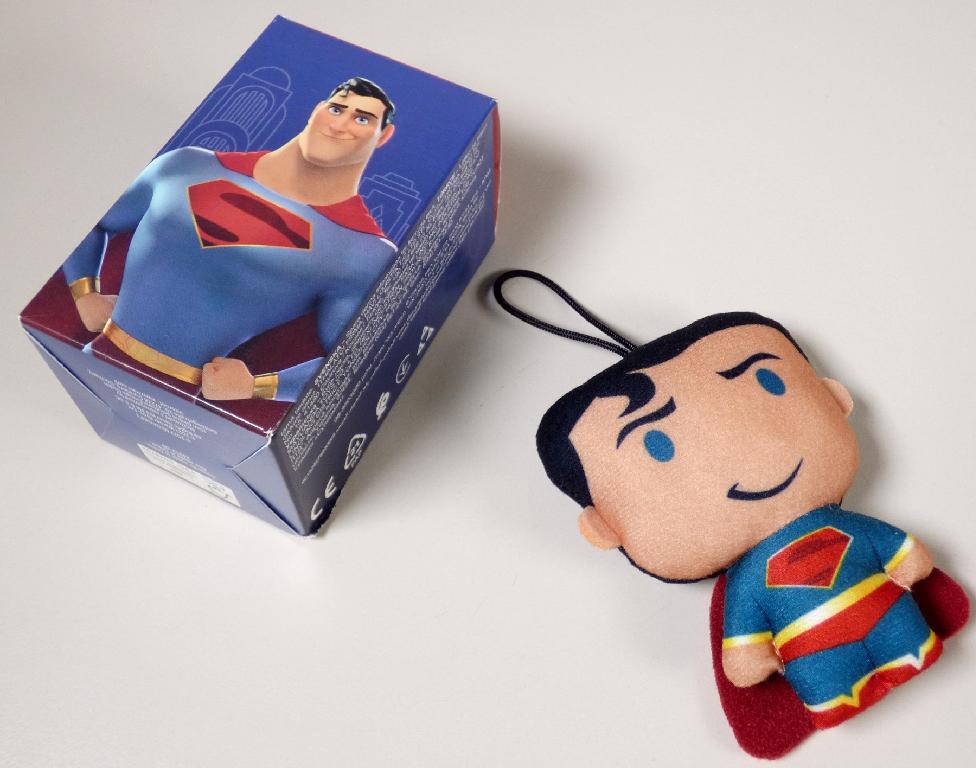 Bei dem vorliegenden Warenmuster handelt sich um eine Puppe,
sog. "Mc Donald´s - League of  DC Super Pets  Plush - 2022, Motiv: Superman",
- einen Menschen darstellend,
- ca. 9,5 cm groß,
- aus Spinnstoff gefertigt mit weichem Füllmaterial,
- mit durch Nähte abgeteilten Armen und angedeuteten Beinen, die materialbedingt beweglich sind,
- mit einem aufgedruckten Gesicht und schwarzen Haaren,
- durch entsprechende farbliche Darstellung dem Anschein nach mit einem blauen Overall
  mit einem Logo auf der Brust und roten Schuhen bekleidet,
- am Nacken mit einem angesetzten, annähernd dreieckigen Stück aus gerauten Gewirken
  als Nachbildung eines Capes ausgestattet,
- am oberen Ende mit einer Aufhängeschlaufe aus Spinnstoff versehen,
- dient der spielerischen Unterhaltung,
- in einer bunt bedruckten Pappschachtel verpackt. 

Derartige Erzeugnisse werden zolltarifrechtlich als "Puppe, die Nachbildung eines Menschen darstellend, keine handgearbeitete Puppe in für das Ursprungsland charakeristischer Volkstracht" eingereiht.