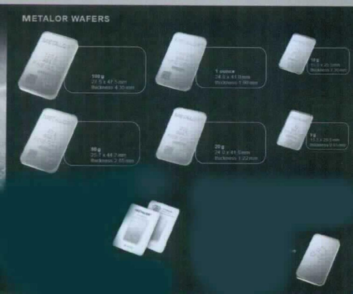 Gold-Plättchen

Bei der Ware handelt es sich nach den Angaben um durch Gießen, Walzen, Ausstanzen und Prägen hergestellte, massive Flacherzeugnisse (Plättchen) mit einer Dicke (ohne Unterlage) von mehr als 0,15 mm. Die Plättchen weisen einen rechteckigem Querschnitt mit abgerundeten Ecken und Kanten auf und bestehen aus Feingold (999,9/1000) mit einem handelsüblichen Gewicht von 5 g, 10 g, 20 g, 1 oz, 50 g bzw. 100 g. Auf der Oberseite der Plättchen sind das Material, das Gewicht, die Feinheit, die Seriennummer und eine Herstellerangabe eingeprägt. Die Erzeugnisse können auch mit bildlichen Darstellungen versehen sein. Die Waren befinden sich in einer Blisterpackung. 

Die Ware ist aufgrund ihrer Beschaffenheit als "als Halbzeug (Bleche), aus Gold, mit einer Dicke (ohne Unterlage) von mehr als 0,15 mm" in den TARIC-Code 7108 1310 00 einzureihen.