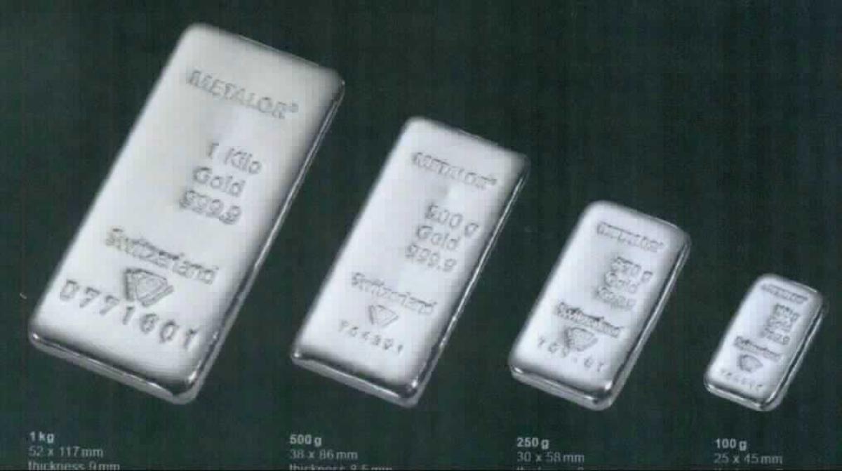 Goldbarren

Bei der Ware handelt es sich nach den Angaben um durch Gießen und Prägen hergestellte, massive, quaderförmige Erzeugnisse (sog. Barren) mit abgerundeten Ecken und Kanten aus Feingold (999,9/1000) mit einem handelsüblichen Gewicht von 100 g, 250 g, 500 g bzw. 1000 g. Auf der Oberseite der Barren sind das Material, das Gewicht, die Feinheit, die Seriennummer und eine Herstellerangabe eingeprägt. Die Erzeugnisse können auch mit bildlichen Darstellungen versehen sein. Die Waren befinden sich in einer Blisterverpackung. 

Die Ware ist aufgrund ihrer Beschaffenheit als "Gold, in Rohform (gegossene Barren), zu nicht monetären Zwecken" in den TARIC-Code 7108 1200 00 einzureihen.