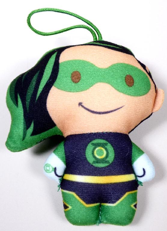 Bei dem durch ein Warenmuster veranschaulichten und als "Mc Donald`s DC League of Super Pets Plush 2022, Motiv: Green Lantern" bezeichneten Erzeugnis handelt es sich um eine Puppe,
- einen ca. 11 cm großen Menschen darstellend,
- aus verschiedenfarbigen Spinnstoffen zusammengenäht,
- mit angenähten Armen und zusammengenähten Beinen, die materialbedingt beweglich sind,
- mit einem aufgedruckten Gesicht mit grüner, aufgedruckter Brille sowie grün-schwarzen Haaren
  und einem sichtbaren, ausgeformten Ohr,
- mit aufgedruckter Kleidung in Form eines lila-grünen Anzugs und grünen Stiefeln,
- mit einer am Kopf angenähten Aufhängeschlaufe aus Spinnstoff,
- dient der spielerischen Unterhaltung von Kindern,
- in einem Polybeutel verpackt.

Zolltarifrechtlich handelt es sich um eine "Puppe, die Nachbildung eines Menschen darstellend, keine handgearbeitete Puppe in für das Ursprungsland charakterstischer Volkstracht"