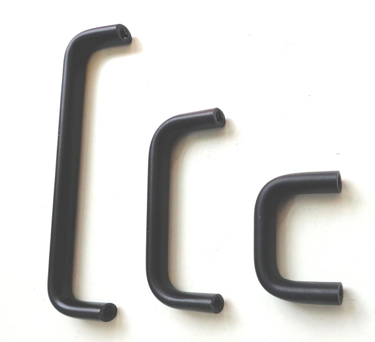 Bei den Waren handelt es sich um gegossene, nahezu u-förmige Erzeugnisse aus einer Aluminiumlegierung mit gewichtsmäßig vorherrschendem Aluminiumgehalt, die an den Enden jeweils mit einer Gewindebohrung versehen sind. Die Waren werden an Verstärkern befestigt und dienen als Handgriffe.
Sie sind in einem Kunststoffbeutel verpackt.
- Antragstellerangaben -

Derartige Erzeugnisse gehören als "andere (als in den TARIC-Codes 7616 1000 10 bis 7616 9910 91 genannte) Waren aus Aluminium, gegossen" zum TARIC-Code 7616 9910 99.