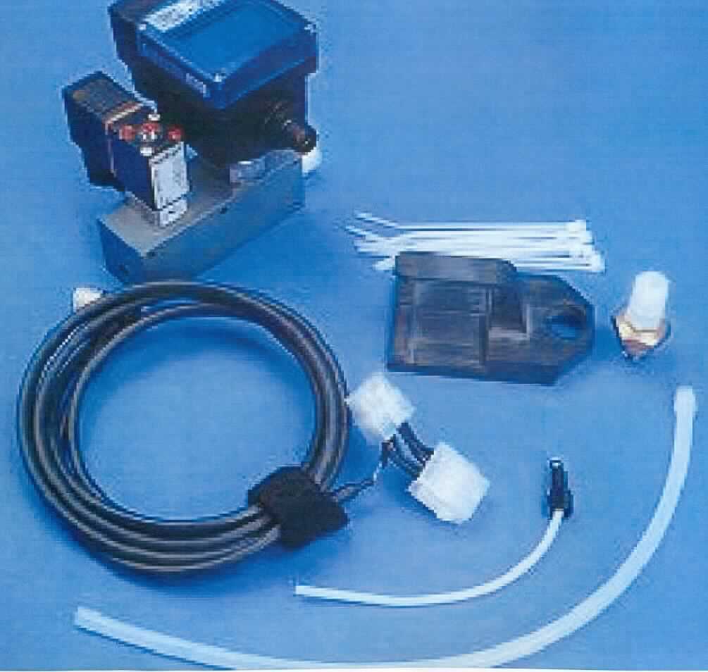 So genannte Pressure Control Unit in Form einer Warenzusammenstellung in Aufmachung für den Einzelverkauf, im Wesentlichen bestehend aus einer charakterbestimmenden Pressure Control Unit, zwei Einschraubverschraubungen, zwei Schläuchen, einem Kabel, zehn Kabelbindern und je einem Klemmanschluss und Klemmbügel. Bei der Pressure Control Unit handelt es sich im Wesentlichen um ein speziell geformtes Kunststoffgehäuse (H x B x T ca.: 108 x 90 x 105 mm) mit LC-Display zur Anzeige und Steuerung, vier Bedientasten und Kabel-/Schlauchanschlüssen. Es verfügt über keine Einheit zur Druckmessung (daher unvollständiges Gerät). An das Gerät werden ein Proportionalventil und ein Drucksensor (beides nicht Gegenstand dieser vZTA-Entscheidung) angeschlossen. An dem Gerät können die geforderten Soll-Werte eingegeben und Soll-/Istwerte abgelesen werden.

Die Ware dient der Druckluftregulierung in einem System für Laboranalysen.

Die Ware wird als "Instrument, Apparat und Gerät zum Regeln, Druckregler, nicht für zivile Luftfahrzeuge" eingereiht.