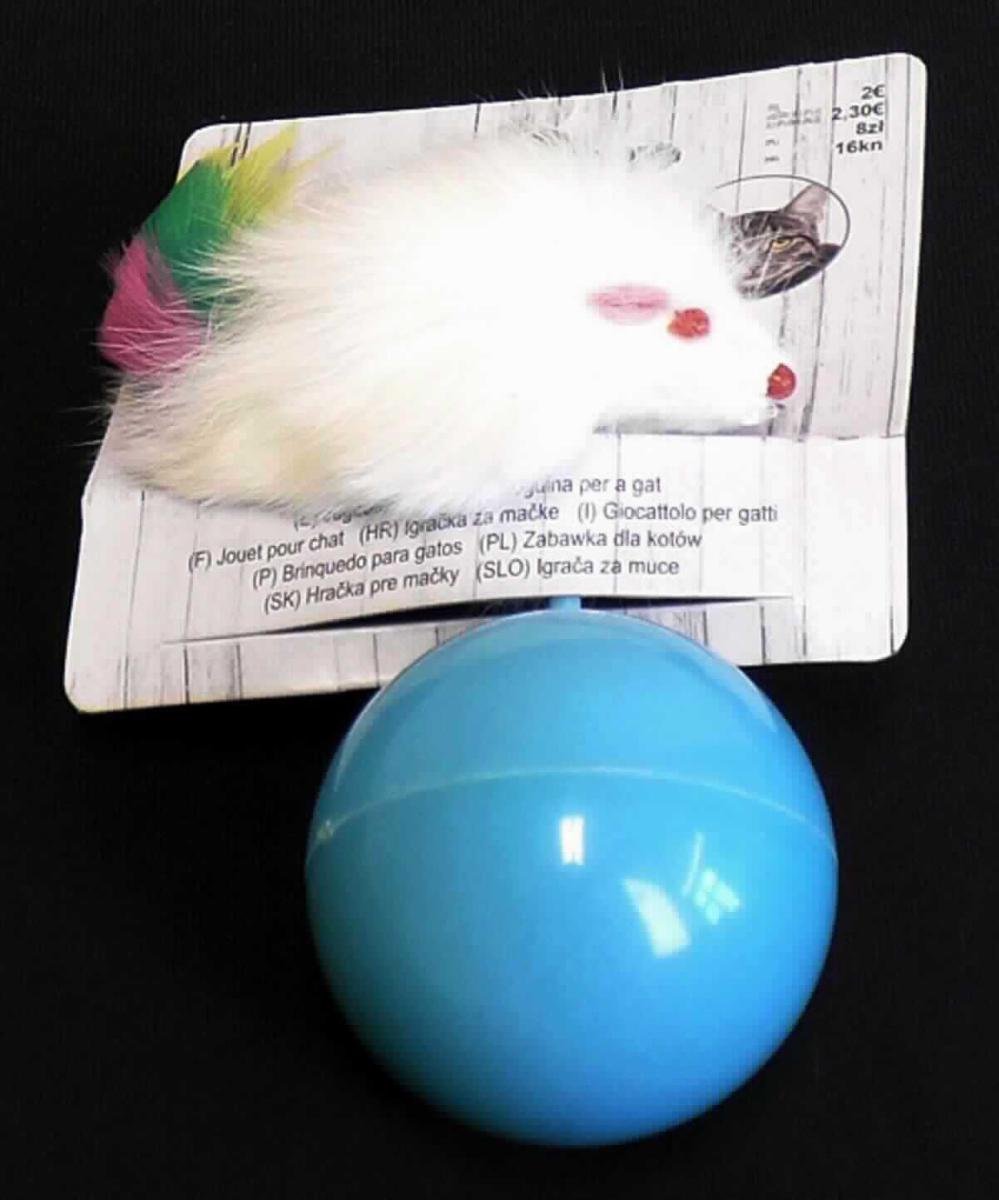 Ware aus Pelzfellen (Katzenspielzeug), sog. Maus auf Ball, Fotos siehe Anlage,
- zusammengesetzte Ware, bestehend aus:
- - einem Ball aus Kunststoff,
- - - mit einem Durchmesser von ca. 5,5 cm,
- - - mit einem eingesteckten Stiel aus Kunststoff,
- - - beschwerend befüllt mit rasselnden Kleinteilen,
- - einer Maus:
- - - auf den Stiel gesteckt,
- - - mit einem einfachen Kunststoffkorpus; befüllt mit rasselnden Kleinteilen,
- - - annähernd vollständig überzogen mit weißem, laut Untersuchungsergebnis natürlichem Pelzfell,
- - - mit Augen und einer Schnauze aus Kunststoff, Ohren aus Spinnstoff und einem Schwanz aus
      gefärbten Daunen,
- der Kunststoff und das Pelzfell sind im Hinblick auf den Umfang und den Verwendungszweck 
  (Katzenspielzeug) gleichbedeutend, die Ware ist damit der von den gleichermaßen in Betracht 
  kommenden Positionen (3926 /4303) der in der Nomenklatur zuletzt genannten zuzuweisen,
- an einem bedruckten Pappanhänger aufgemacht.  

"Andere Ware (Katzenspielzeug), aus Pelzfellen"