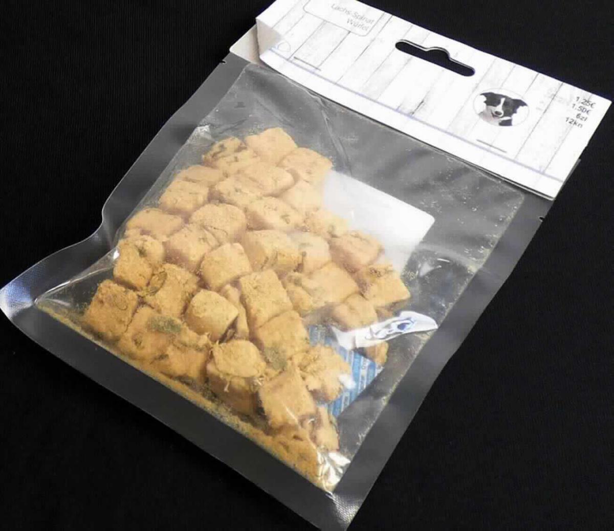 Ergänzungsfuttermittel für Hunde

Antragsangaben: Snack für Hunde in Würfelform mit Lachs und Spinat.

Beschaffenheit des Warenmusters: transparenter Folienbeutel mit Kopfkarte, in Aufmachung für den Einzelverkauf als Hundefutter, darin hellbraune, mit grünen Pflanzenteilen durchsetzte, harte, getrocknete, annähernd viereckige Stücke.
Glucose, Glucosesirup, Maltodextrin, Maltodextrinsirup, Stärke und Milcherzeugnisse (gemäß Angabe): nicht enthalten.

Zubereitung von der zur Fütterung verwendeten Art, Hunde- und Katzenfutter, in Aufmachung für den Einzelverkauf, nicht enthaltend: Glucose, Glucosesirup, Maltodextrin, Maltodextrinsirup, Stärke oder Milcherzeugnisse.