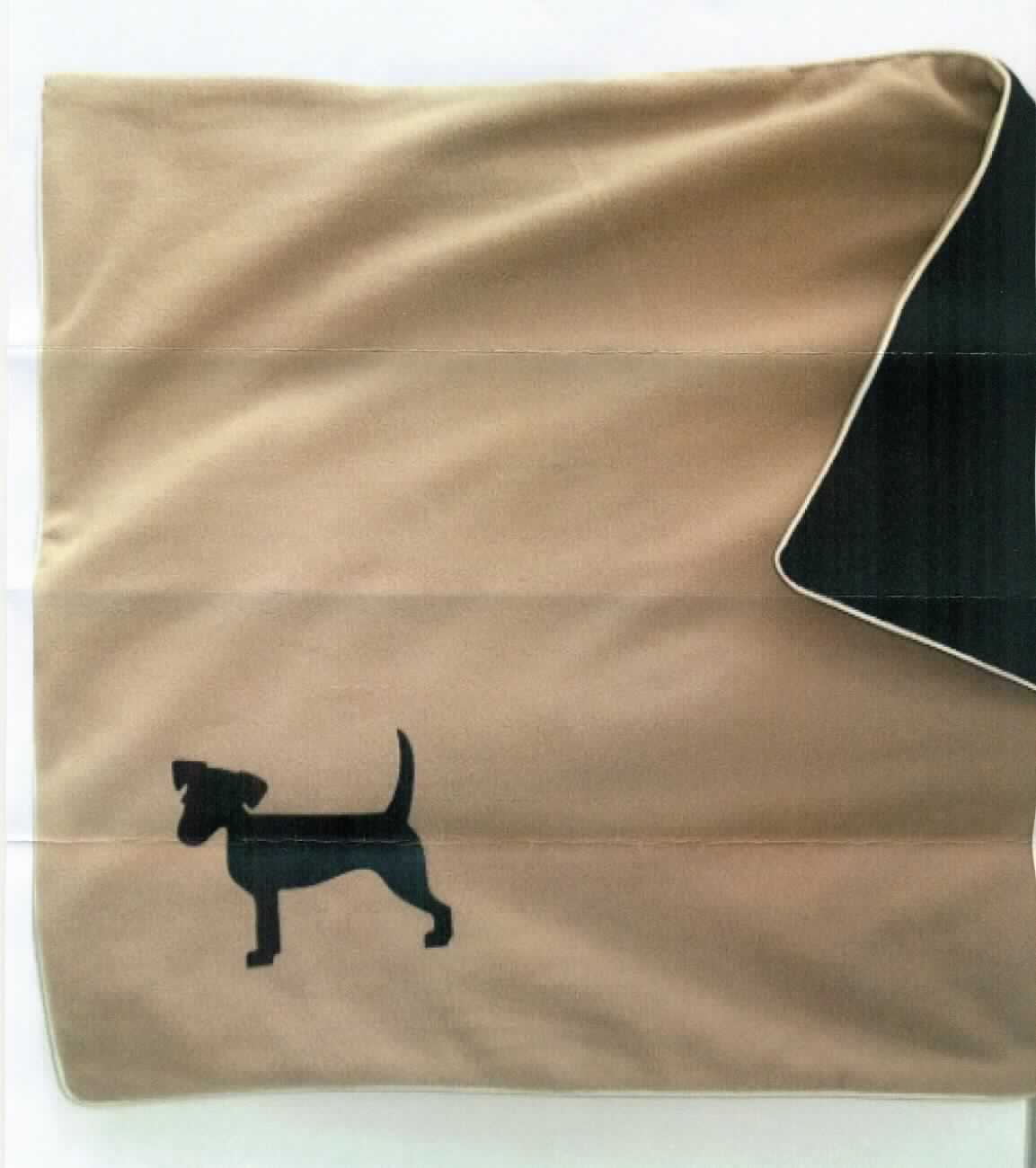 Decke, sog. Tierdecke "Doggy", Art.Nr.10 701 5, Foto siehe Anlage,
- annähernd rechteckig, mit abgerundeten Ecken; laut Antrag in den Abmessungen: 108 cm x 72 cm,
- zweilagig gearbeitet, mit einer Ober- und Unterlage aus ca. 1,2 mm dicken, einfarbigen, einseitig (Außenseite) 
  gerauten Gewirken aus laut Antrag 100 % Polyester (synthetische Chemiefasern),
- an allen Seiten mit einer Paspelierung aus Geweben,
- ohne elektrische Heizvorrichtung,
- durch Zusammennähen konfektioniert,
- ohne Polsterung oder Füllung; somit keine Ware der Position 9404,
- soll laut Antrag als Liegedecke für Tiere dienen,
- nicht zur Ausstattung von Tieren bestimmt, somit keine Ware i. S. d. Position 4201.

"Decke, aus Spinnstoffen, ohne elektrische Heizvorrichtung, aus synthetischen Chemiefasern, aus Gewirken"