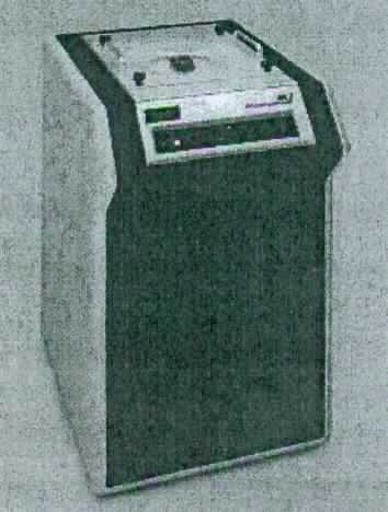 Testsystem, "Thermo Scientific Mk.2", im Wesentlichen bestehend aus einem Gehäuse (ca. 579 x 914 x 774 mm) mit einer Mess- und Auswerteelektronik. Das Gerät dient der Durchführung von sog. Latch-up - (Durchbruch) und ESD - Tests (elektrostatische Entladung) an elektronischen Bauelementen. Hierzu werden in Bezug auf das zu testende Bauelement ausschließlich die elektrischen Größen Spannung und Stromstärke gemessen und mit vorgegebenen Sollwerten verglichen. Die Messdaten werden im Display des Gerätes angezeigt und auf einer Festplatte gespeichert.

äußere Form: siehe Abbildung in der Anlage

Die Ware wird als "Gerät zum Messen oder Prüfen elektrischer Größen (Stromstärke, Spannung), kein Zähler der Position 9028, nicht von den Unterpositionen (HS) 9030 10 bis 9030 20, Multimeter mit Registriervorrichtung" eingereiht.