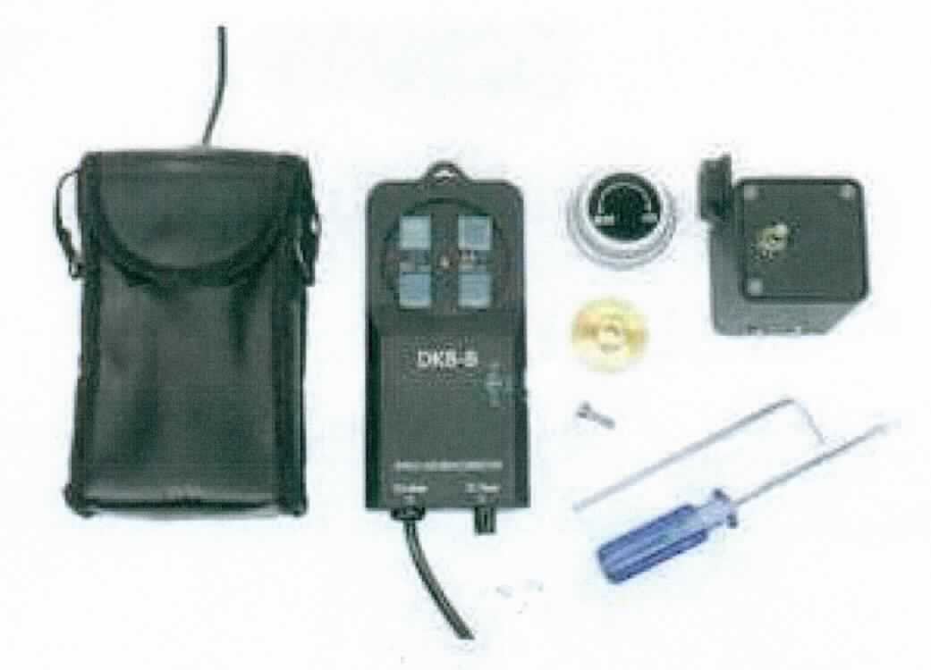 Schrittmotor, RA Motor,
Elektromotor (Hauptfunktion) in Form eines Synchronmotors, in einem quaderförmigen Motorgehäuse (Abmessungen: ca. 48 x 48 x 63 mm), in Kombination mit einem im Gehäuse eingebauten Übersetzungsgetriebe sowie zwei Zahnrädern, in funktioneller Einheit mit einem Bedienteil und einer in einer Tasche eingesetzten Batteriehalterung, beides über Kabel mit dem Motor verbunden, 
mit einer Leistung von ca. 10 W,
zum Anbau als Zubehör an ein Teleskop, zum Ausgleich der Erddrehung bei der Beobachtung von Himmelskörpern.
Die Ware ist zusammen mit Montagewerkzeugen in einem Pappkarton verpackt.

Das Erzeugnis ist als "Elektromotor mit einer Leistung von 37,5 W oder weniger, Synchronmotor mit einer Leistung von 18 W oder weniger, nicht für bestimmte Luftfahrzeuge, keine Ware der Codenummer 8501 1010 20 0 - Schrittmotor" einzureihen.