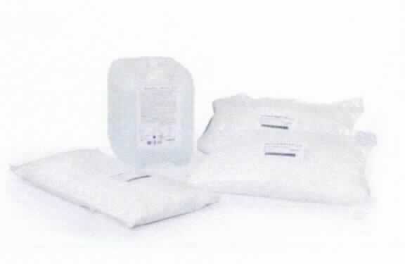 Arzneiware; Set zur Herstellung eines Hämodialyse-Konzentrats

Die Ware besteht laut den Angaben das Antragstellers aus drei dosiert abgepackten und als Set zusammengestellten Komponenten: einer Lösung mit definierten Gehalten an Kaliumchlorid, Calciumchlorid, Magnesiumchlorid und Essigsäure in Wasser (8 Liter Kanister), einem Beutel mit genau 10,739 kg Natriumchlorid und einem Beutel mit genau 3,85 kg Glucose. Die Qualität der Komponenten entspricht dem Europäischen Arzneibuch. Die drei Komponenten sollen vor Gebrauch in einem geeigneten Mischsystem zusammengegeben und mit Wasser gelöst werden. Das Set ist für den Einzelverkauf zur Herstellung eines Hämodialyse-Konzentrats aufgemacht. 

Zolltariflich handelt es sich um eine Arzneiware zu therapeutischen oder prophylaktischen Zwecken, dosiert und in Aufmachung für den Einzelverkauf.