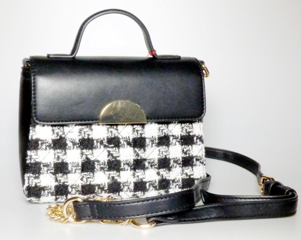 Handtasche, sog. Catwalk Handtasche VT10454, Foto siehe Anlage,
- mit einer flächenmäßig überwiegenden Außenseite aus Spinnstoffen (charakterbestimmend),
- an den Schmalseiten und an der Überschlagklappe mit einer Außenseite aus Kunststofffolien,
- mit einem Tragegriff und einem abnehmbaren, längenverstellbaren Schultertrageriemen,
- mit einer Überschlagklappe mit Magnetknopfverschluss versehen,
- unter der Überschlagklappe mit einem entlang des oberen Rands verlaufenden Reißverschluss,
- - gefüttert; ohne Inneneinteilung,
- mit den Abmessungen: ca. 19 cm (Breite) x 15 cm (Höhe) x 7,5 cm (Tiefe),
- laut Antrag nicht handgearbeitet,
- in zwei Farben,
- Handtasche, da aufgrund der Größe und des Gesamteindrucks in erster Linie dazu geeignet,
  kleinere, persönliche Gegenstände aufzunehmen.

"Handtasche, mit Außenseite aus Spinnstoffen, nicht handgearbeitet"