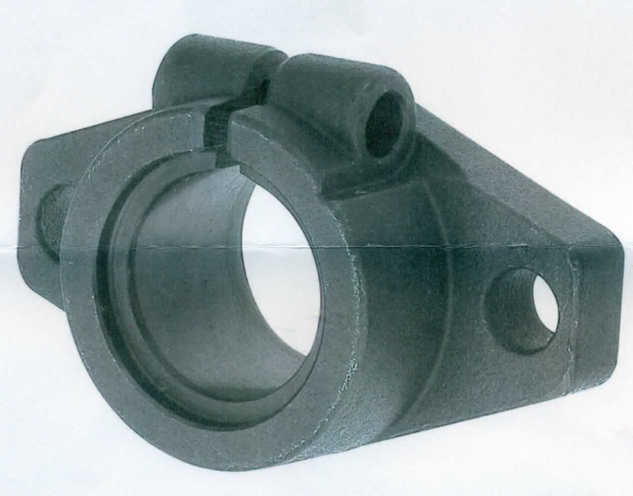 Sog. Wellenhalter,
- aus einem maßhaltig nach Zeichnung gefertigten an einer Seite geschlitzten Werkstück 
  aus Stahlguss (EN 1.1191) mit einer ovalen Grundplatte (Länge: 43 - 112 mm, Breite: 
  24 - 83 mm) mit zwei spezifisch angeordneten Befestigungsbohrungen (Durchmesser: 
  5,5 - 14 mm), in der Mitte mit einer runden Hülse, an der Oberseite geschlitzt mit zwei 
  gegenüberliegenden zentrischen Bohrungen mit  Gewinde (Durchmesser 9 - 20 mm),
  in der Mitte mit einer zentrischen Bohrung mit einer Abstufung (Durchmesser: 9,5 - 38 mm),
  - Abbildung siehe Anlage,
- zum Einbau in unterschiedliche Maschinen des Abschnitts XVI zur Verwendung als Halte- und
  Fixiervorrichtung für sog. Wellen in einer geometrisch unveränderlichen Lage.

"Nichtelektrisches Maschinenteil, in Kapitel 84 anderweit weder genannt noch inbegriffen, nicht für Schiffsschrau-
ben, nicht aus Gusseisen, aus Stahl, nicht gegossen, nicht freiformgeschmiedet oder gesenkgeschmiedet  - sog. 
Wellenhalter"