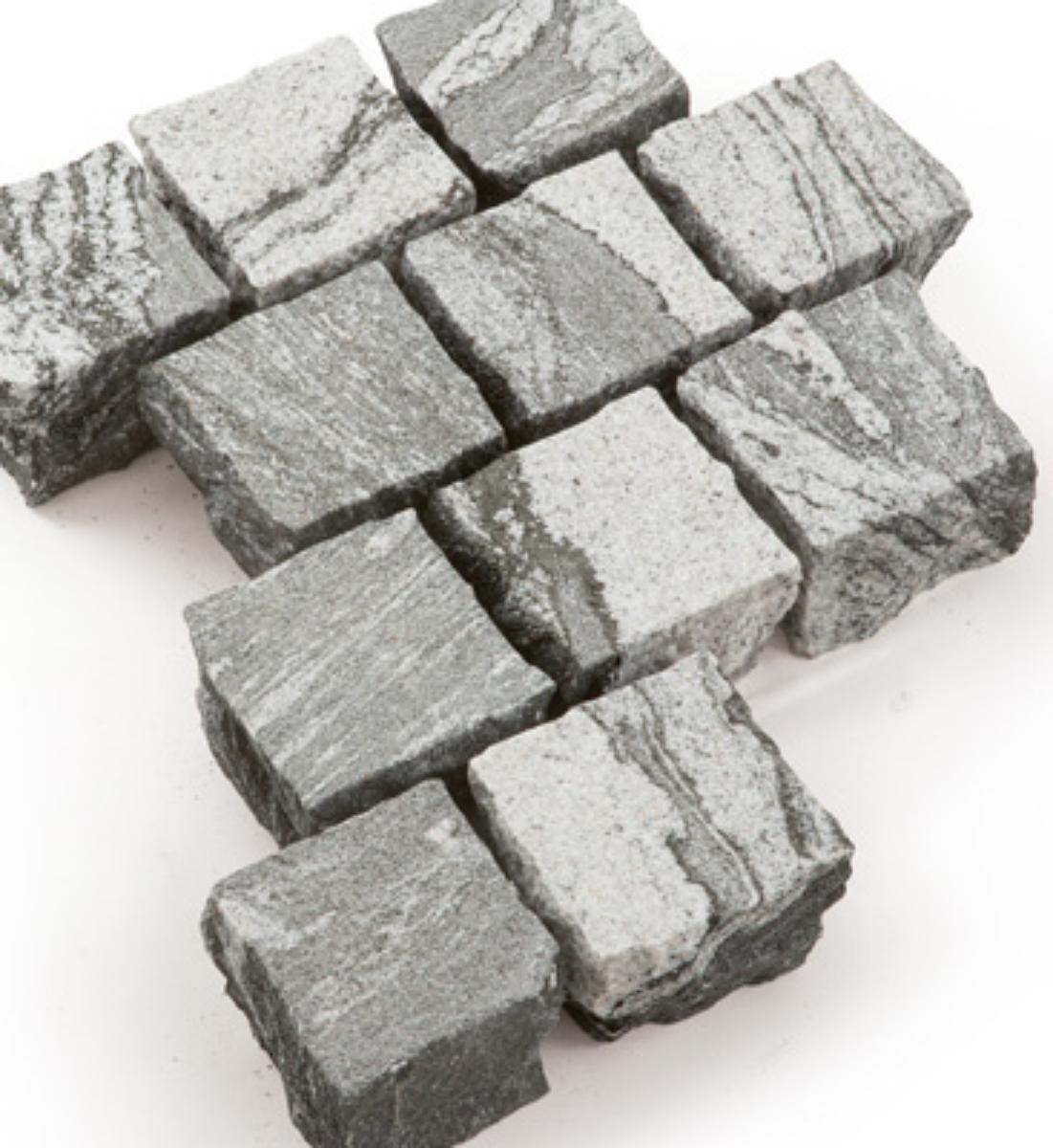 Angaben:
Pflastersteine NEGRA TORMENTA; Bearbeitung: Oberfläche sandgestrahlt und gebürstet, Unterseite gesägt, Seiten gespalten; Material: Gneis; Farbe: anthrazit-gewolkt.

Befund:
Bearbeitete Werksteine und Waren daraus.