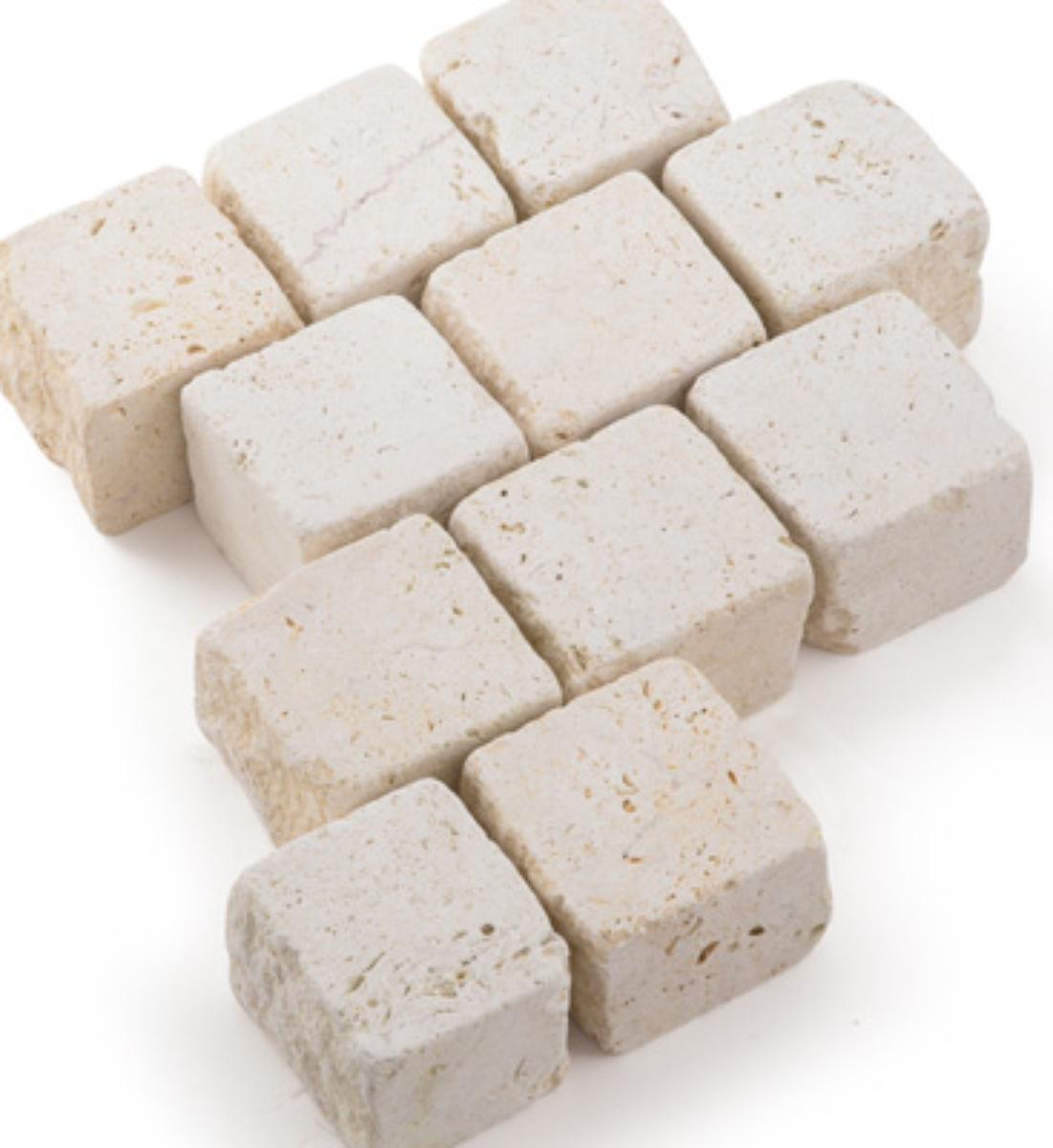 Angaben:
Pflastersteine ARAMIS / IREMIA CREMATOS; Bearbeitung: Oberfläche gesägt und getrommelt, Seiten gespalten (teilweise gesägt); Material: Kalkstein; Farbe: gelb-beige.

Befund:
Bearbeitete Werksteine und Waren daraus, andere Kalksteine.