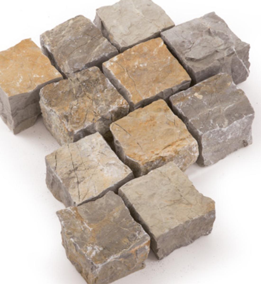 Angaben:
Pflastersteine LISCO MEDITERRANO; Bearbeitung: Oberfläche naturrau, Seiten allseits gebrochen; Material: Kalkstein; Farbe: grau-beige.

Befund:
Pflastersteine, aus Naturstein.