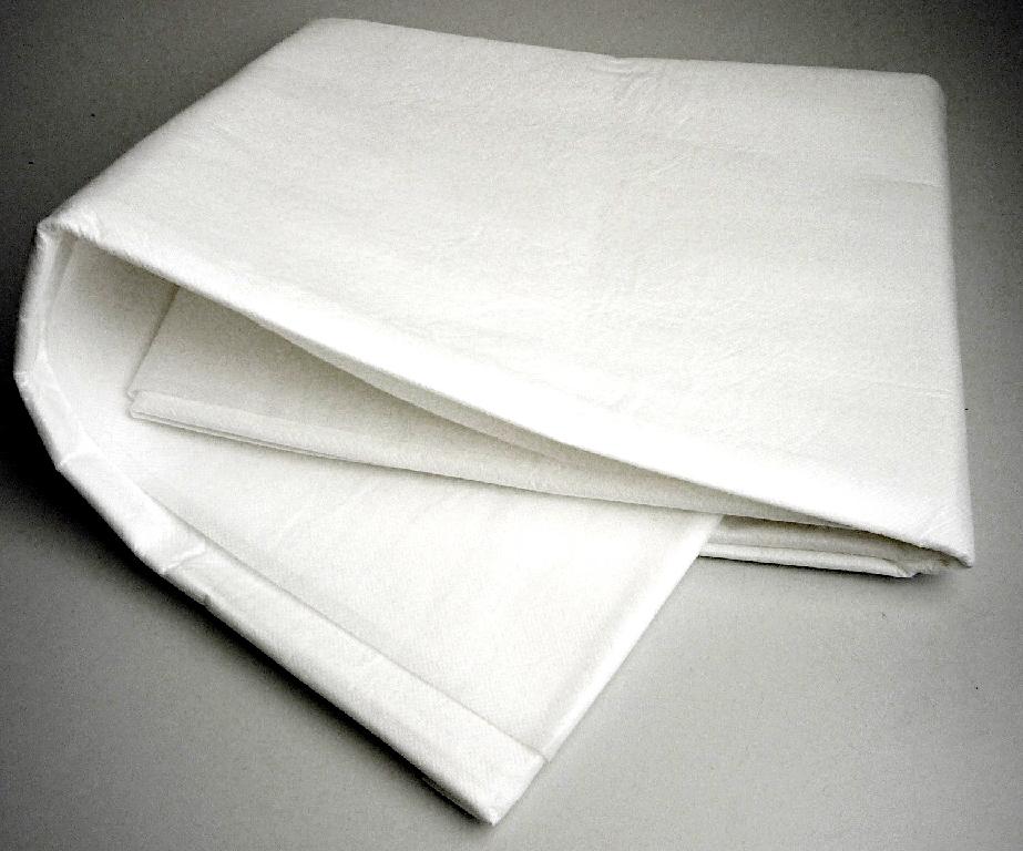 Es handelt sich um ein etwa 80 x 210 cm großes, mehrlagiges, weiches Flächenerzeugnis mit folgendem Aufbau:

- Außenlage aus Vliesstoff aus Chemiefasern,
- dreilagige Sauglage, bestehend aus
- - einer Außenlage aus Tissue-Papier,
- - einer weichen, watteähnlichen Innenlage aus einer Mischung aus losem Papierhalbstoff und
    Superabsorberpartikeln und
- - einer Außenlage aus Tissue-Papier,
- Zwischenlage aus Kunststofffolie und
- Außenlage aus Vliesstoff aus Chemiefasern.
 
Die Lagen sind durch Verkleben oder Verpressen miteinander verbunden. Die sog. Schutzlaken werden als Patientenunterlage für Operationen/Krankentransporte verwendet, sind einzeln in einem klarsichtigen, etikettierten Kunststoffbeutel verpackt und zu 20 Stück als Verkaufseinheit aufgemacht.

Abbildung siehe Anlage.

Derartige Waren gehören als "andere Waren für chirurgische, medizinische oder hygienische Zwecke, aus Papierhalbstoff, Papier, Zellstoffwatte oder Vliesen aus Zellstofffasern, in Aufmachung für den Einzelverkauf" zum TARIC-Code 4818 90 90 00, da es sich zolltarifrechtlich um eine aus verschiedenen Stoffen zusammengesetzte Ware handelt, deren wesentlicher Charakter nach der Bedeutung in Bezug auf die Verwendung durch die Sauglage aus überwiegend Papierhalbstoff und Papier bestimmt wird.
