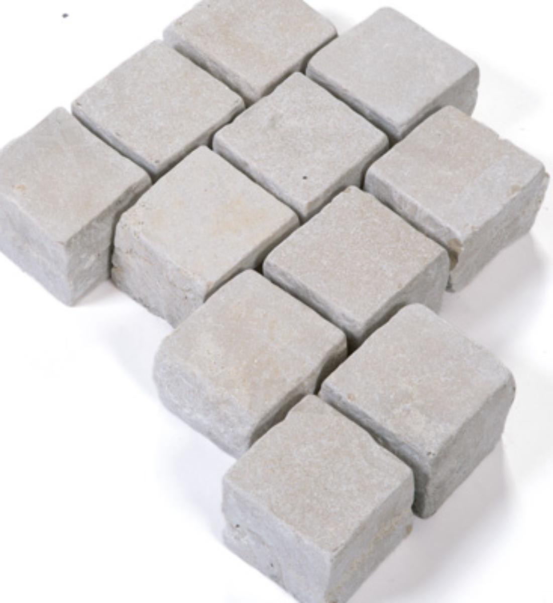 Angaben:
Pflastersteine VIA CORONA antik; Bearbeitung: Oberfläche gesägt und aufgeraut, Seiten gespalten, Unterseite gesägt, getrommelt; Material: Kalkstein; Farbe: creme-beige.

Befund:
Bearbeitete Werksteine und Waren daraus, andere Kalksteine.