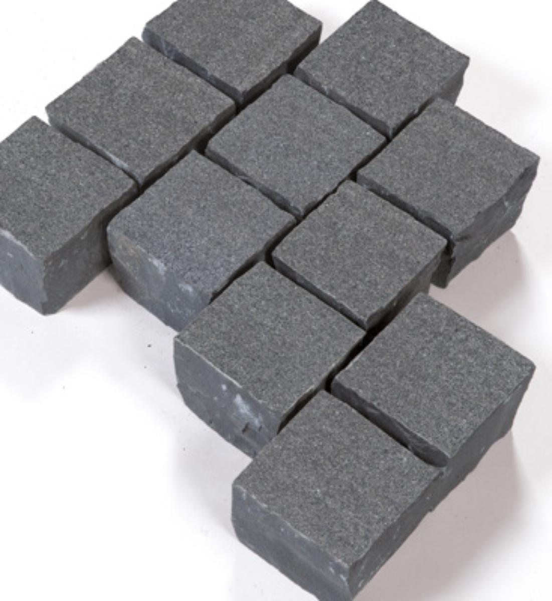 Angaben:
Pflastersteine IMPALA BLACK satiniert; Bearbeitung: Oberfläche geflammt, wassergestrahlt und gebürstet, Unterseite gesägt, Seiten gespalten; Material: Gabbro; Farbe: anthrazit-schwarz.

Befund:
Bearbeitete Werksteine und Waren daraus.