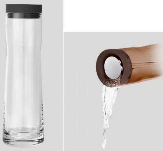 Glasware zur Verwendung bei Tisch oder in der Küche, sog. Wasserkaraffe SPLASH mit Silikondeckel,
Foto siehe Anlage,
- in Form einer Karaffe aus laut Antrag handgefertigtem Sodaglas (gewöhnliches Glas),
- mit einem mit sieben dreieckigen Löchern versehenen Deckel aus laut Antrag Silikon mit einer
  runden Abdeckplatte aus laut Antrag Edelstahl (unedles Metall) als Ausgießvorrichtung,
- mit den Abmessungen: ca. 29,5 cm (Höhe) x 9 cm (Durchmesser),
- laut Antrag mit einer Füllmenge von 1000 ml,
- das Glas bestimmt nach dem Umfang und im Hinblick auf seine Bedeutung in Bezug auf
  die Verwendung den wesentlichen Charakter der Ware.

"Glasware zur Verwendung bei Tisch oder in der Küche, kein Trinkglas, aus gewöhnlichem Glas,
 handgefertigt (manuelle Glasentnahme)"