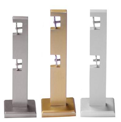 Es handelt sich um Halterungen aus Aluminium, die für die Wandmontage bestimmt sind, bestehend aus einem Arm mit rechteckigem Querschnitt, der zu zwei Aussparungen zur passgenauen Aufnahme von Gardinen- bzw. Vorhangstangen (nicht Gegenstand der vZTA) mit rechteckigem Querschnitt ausgearbeitet ist, sowie einem rechteckigen Endstück. Die Aussparungen der Halterungen sind jeweils mit einem Klemmblech aus unedlem Metall, dass mittels einer Schraube oder eines Bolzens in der Höhe verstellt werden kann, ausgestattet. Die Erzeugnisse weisen je nach Ausführung unterschiedlich farbige Oberflächen auf.
Länge (bis Mitte hintere und vordere Aussparung): 8,5 cm und 15 cm.
- Antragstellerangaben -

Abbildung siehe Anlage.

Derartige Erzeugnisse gehören als "Teile aus unedlen Metallen von anderen Beschlägen (Baubeschlägen) aus unedlen Metallen" zum TARIC-Code 8302 4190 00.