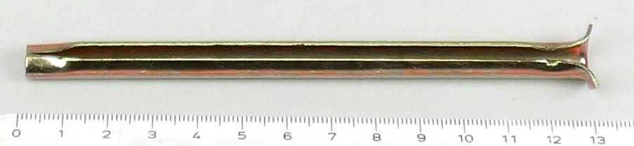 Es handelt sich um kreiszylindrische, nagelähnliche Hohlkörper, aus verzinktem Stahl, die über die gesamte Längsseite mit einer Öffnung versehen sind. Eines der Enden ist zu einem nach außen gebogenen "Kopf" ausgearbeitet. Die Erzeugnisse werden in ein Bohrloch geschlagen und dienen zur Befestigung von verschiedenen Bauteilen in Beton.
Außendurchmesser: etwa 7 mm; Länge: etwa 130 mm.
- Antragstellerangaben -

Abbildung siehe Anlage.

Derartige Erzeugnisse gehören als "andere, den Nägeln ähnliche Waren aus Stahl" zum TARIC-Code 7317 0080 00.