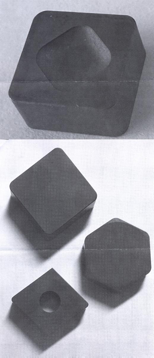 "Wendeschneidplatten";

- nicht gefasste, teilweise mittig gelochte, unterschiedlich geformte (z. B. quadratisch, rhombisch,
  sechseckig usw) Schneidplatten

- aus Cermets auf der Grundlage von kubischem Bornitrid (CBN) mit Aluminium oder Cobalt
  als Bindemittel

- zwei oder mehr Schneidkanten aufweisend

- zur Verwendung in Werkzeugmaschinen für die Metallbearbeitung (Drehen, Fräsen)

(Antragstellerangaben)

Abbildung siehe Anlage.

Derartige Erzeugnisse gehören als "Formstücke (Wendeschneidplatten) für Werkzeuge, nicht gefasst,
aus Cermets" zum TARIC-Code 8209 0020 00.