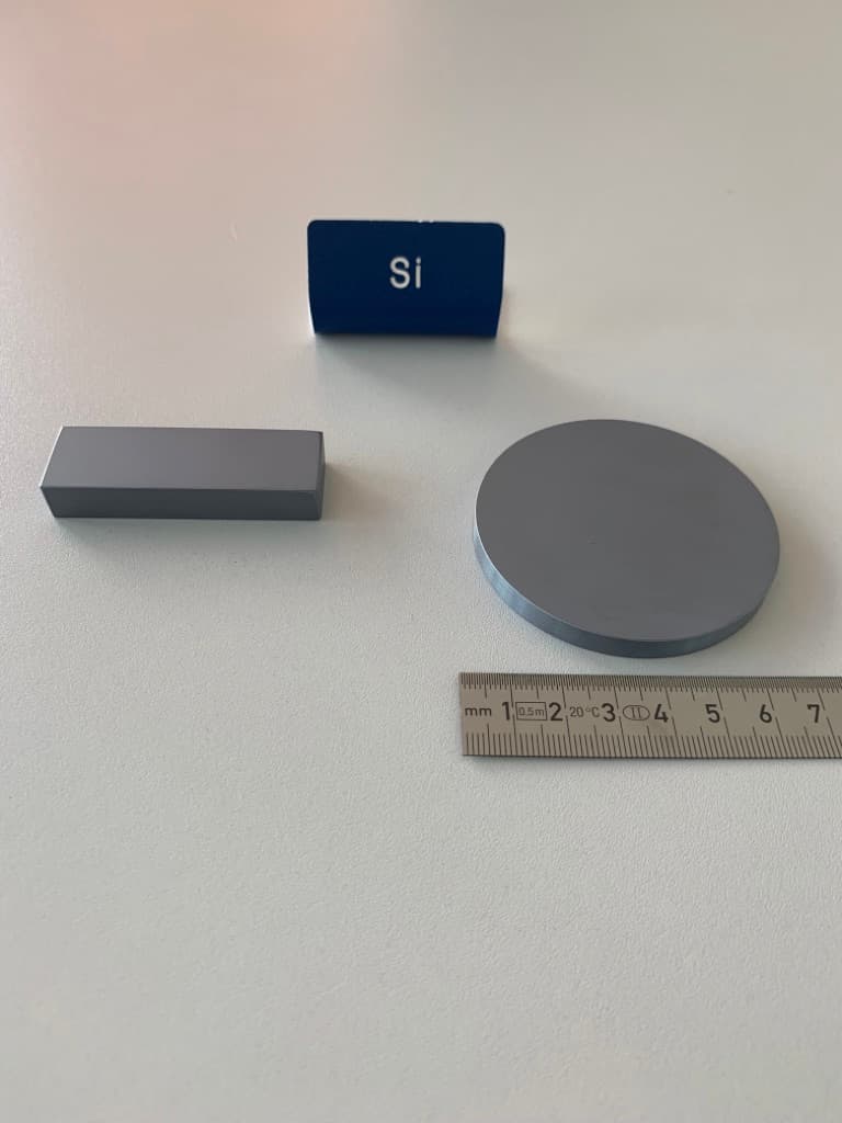 Silicium

Bei der Ware handelt es sich laut den vorgelegten Datenblättern um das chemische Element Silicium mit einer Reinheit von mindestens 99,99 %. Die CAS-Nummer lautet 7440-21-3. Die Ware kennzeichnet sich als unbehandelte Scheiben und Blöcke von Silicium.

Die Ware ist als anderes Nichtmetall, Silicium, mit einem Gehalt an Silicium von 99,99 GHT oder mehr, in die Unterposition 2804 6100 der Kombinierten Nomenklatur einzureihen.