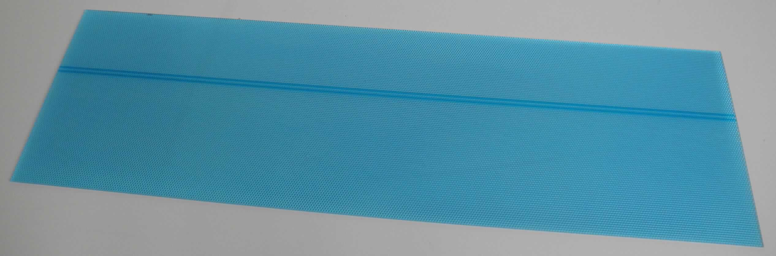 Angaben des Antragstellers:
Diffusor
Material: PMMA (Polymethylmethacrylat)

Feststellungen an einem Warenmuster:
Es wurde eine farblose, transparente, rechteckige Platte vorgelegt, welche einseitig mit einer strukturierten Oberfläche (Rautenmuster) und auf der anderen Seite mit einer blauen Schutzfolie ausgestattet ist.

Befund:
Es liegt eine Platte aus Polymethylmethacrylat im Sinne der Unterposition (KN) 3920 5100 vor. Die Schutzfolie beeinflusst die Einreihung nicht. Ein erkennbares Teil eines Beleuchtungskörpers der Position 9405 liegt nicht vor.