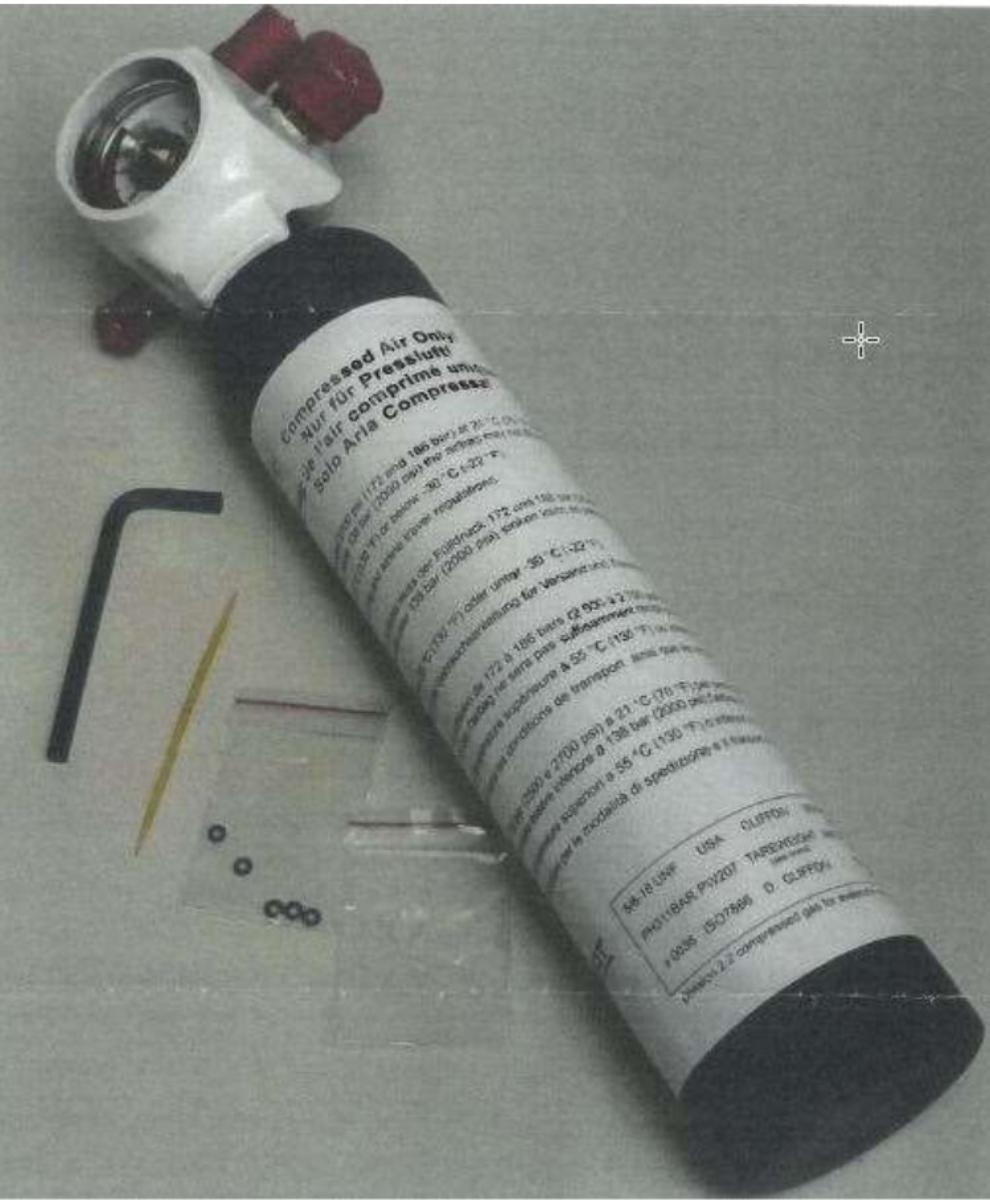 Es handelt sich um sog. Druckluftflaschen, bestehend aus einem mit Druckluft befüllten,
zylinderförmigen Behältnis aus unedlem Metall (Aluminium) mit einem Fassungsvermögen
von 290 ml, das am oberen Ende mit einem Aufsatz aus unedlem Metall, in den drei mit
jeweils einer Abdeckkappe aus Kunststoffen versehenen Ventile aus unedlem Metall
münden, versehen ist. An diesem Aufsatz ist zudem ein vorwiegend aus Kunststoffen
bestehender Druckmesser (sog. Manometer) mit einer Skalierung von bis zu 3000 psi (=
ca. 206,42 bar) angebracht. Die Erzeugnisse sind wieder befüllbar und gemeinsam mit
einem sog. Nachfüll-Set, das fünf kleine Dichtungsringe aus Weichkautschuk, ein
Holzstäbchen, einen Inbusschlüssel aus unedlem Metall sowie ein Tütchen Klebstoff
beinhaltet, und einer Bedienungsanleitung in einem bedruckten Karton für den
Einzelverkauf aufgemacht.
Die Behältnisse werden mit komprimierter Luft befüllt und in einen sogenannten
Rettungsrucksack für Wintersportler eingesetzt. Dort werden sie durch ein Schlauchsystem
mit einem Luftkissen (jeweils nicht Gegenstand dieser vZTA) verbunden.
Durch das Ziehen einer angebrachten Reißleine wird die Befüllung des Luftkissens
ausgelöst, sodass Sportler mit Hilfe des Luftkissens oberhalb der Schneemassen auf
der Lawine treiben können.
-Materialangaben laut Antragsteller-
Die zylindrische Flasche aus Aluminium ist aufgrund des Umfangs und der Bedeutung für
die Verwendung als charakterverleihend zu betrachten.

Abbildung siehe Anlage.

Derartige Erzeugnisse gehören als "andere Behälter aus Aluminium für verdichtete Gase"
zum TARIC-Code 7613 0000 90.