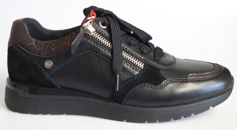 Halbschuhe, Größe 4,5, Foto siehe Anlage,
- mit Laufsohlen aus laut Antrag Kunststoff; ohne Hauptsohle aus Holz,
- mit Oberteil (geschlossenes Blatt) aus Leder (den größten Teil der Außenfläche bildend), Kunststoff
  (Spinnstoff mit einer mit bloßem Auge wahrnehmbaren Außenschicht aus Kunststoff) und Spinnstoff,
- auf das Oberteil ist ein Verstärkungsteil aus Kunststoff aufgesetzt, 
- seitlich mit einem Emblem verziert,
- vorn mit Schnürsenkelverschluss, entlang des Schnürverschlusses mit einem Reißverschluss,
- ohne Metallschutz in der Vorderkappe,
- nicht den Knöchel bedeckend,
- mit einer Länge der Innensohle von ca. 25 cm,
- als Frauenschuhe erkennbar.

"Schuhe mit Laufsohlen aus Kunststoff und Oberteil aus Leder, andere als in den Unterpositionen
 (KN) 6403 1200 bis 6403 9950 genannte, mit einer Länge der Innensohle von mehr als 24 cm, für
 Frauen, andere als in dem TARIC-Code 6403 9998 10 genannte"