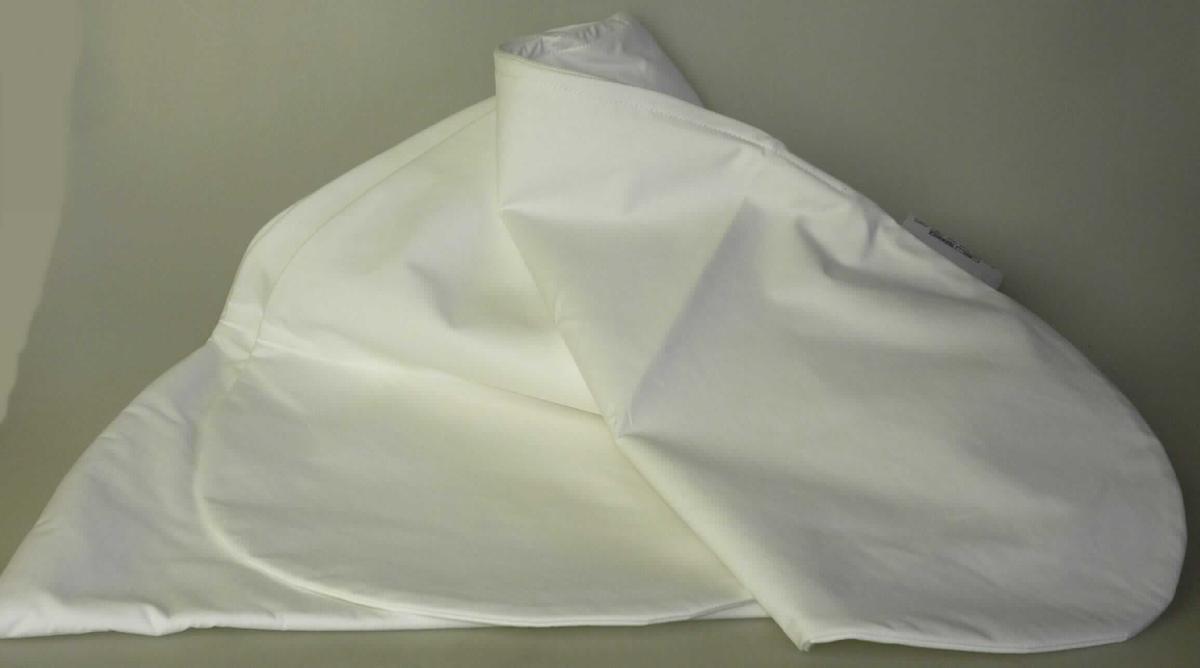 Bettwäsche (Kissenbezug), sog. Inlett für Stillkissen, "Kisseninlett für das Original Theraline PC/PP",
Foto siehe Anlage,
- laut Antrag:
-- annähernd sichelförmig, in den max. Abmessungen von 190 cm x 37 cm,
-- zweilagig gearbeitet, mit einer Außenlage aus ca. 0,3 mm dicken, einfarbigen Geweben und einer
   Innenlage aus 0,5 mm dicken Vliesstoffen; beide Flächenerzeugnisse bestehen aus 100 % Poly-
   propylen (synthetische Chemiefasern),
-- an einer Längsseite mit einer ca. 22 cm langen Öffnung mit Reißverschluss (mit Schieber ohne
   Verriegelungsstift),
-- durch Zusammenfügen konfektioniert,
- wird üblicherweise gewaschen und erfüllt die Merkmale zur Einreihung als Bettwäsche, somit keine
  Ware der Position 6307,
- insbesondere im Hinblick auf das äußere Erscheinungsbild bestimmen die die Außenlage bildenden
  Gewebe den wesentlichen Charakter der Ware.

"Bettwäsche, aus Spinnstoffen, aus Geweben, nicht bedruckt, aus Chemiefasern"