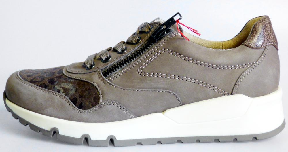 Halbschuhe, Größe, 37, Foto siehe Anlage,
- mit Laufsohlen aus laut Antrag Kunststoff; ohne Hauptsohle aus Holz,
- mit Oberteil (geschlossenes Blatt) aus Leder (den größten Teil der Außenfläche bildend) und
  Spinnstoff,
- mit Schnürsenkelverschluss, seitlich entlang des Schnürverschlusses mit einem Reißverschluss,
- ohne Metallschutz in der Vorderkappe,
- nicht den Knöchel bedeckend,
- mit einer Länge der Innensohle von ca. 25 cm,
- als Frauenschuhe erkennbar.

"Schuhe mit Laufsohlen aus Kunststoff und Oberteil aus Leder, andere als in den Unterpositionen
 (KN) 6403 1200 bis 6403 9950 genannte, mit einer Länge der Innensohle von mehr als 24 cm, für
 Frauen, andere als im TARIC-Code 6403 9998 10 genannte"