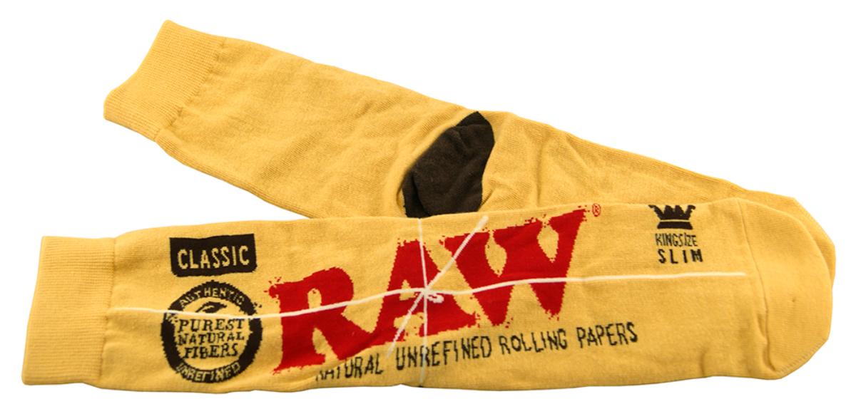 Socken, sog. RAW SOCKS, Größe 42-46, Foto siehe Anlage,
- als Paar an einem bedruckten Pappaufhänger befestigt und in einem Polybeutel verpackt,
- aus ca. 1,3 mm dicken, buntgewirkten Gewirken aus laut Antrag 80 % Baumwolle sowie 18 % Nylon
  und 2 % Elasthan (beides synthetische Chemiefasern),
- schlauchförmig abgepasst gewirkt und an den Fußspitzen durch Zusammennähen konfektioniert; mit
  ausgearbeiteter Ferse,
- am oberen Rand umgeschlagen und mit einem ca. 4 cm breiten Abschluss versehen,
- die Knöchel bedeckend, nicht über die Waden reichend.

"Socken aus Gewirken, aus Baumwolle"