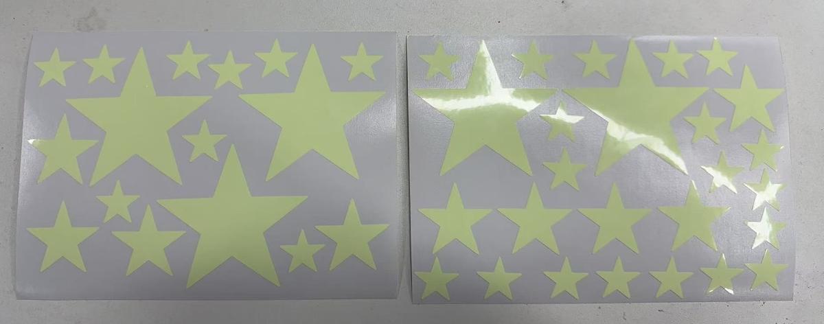 Angaben des Antragstellers:
PET-Fluoreszenzsterne auf reflektierender Folie.
Ausf.: 2x DIN A5 Bogen mit 3 unterschiedlichen Größen von Leuchtstickern in Sternform.
Verp.: 2 Bogen Sticker im OPP-Beutel mit Header mit Eurolochung, 6 Stück im Polybeutel als UVPE.

Ein Warenmuster wurde nicht vorgelegt. Die Ware stellt sich auf einem Foto als gelbe, reflektierende Sterne unterschiedlicher Größe auf weißen Bögen dar.

Befund:
Andere selbstklebende Flacherzeugnisse aus Kunststoff.
