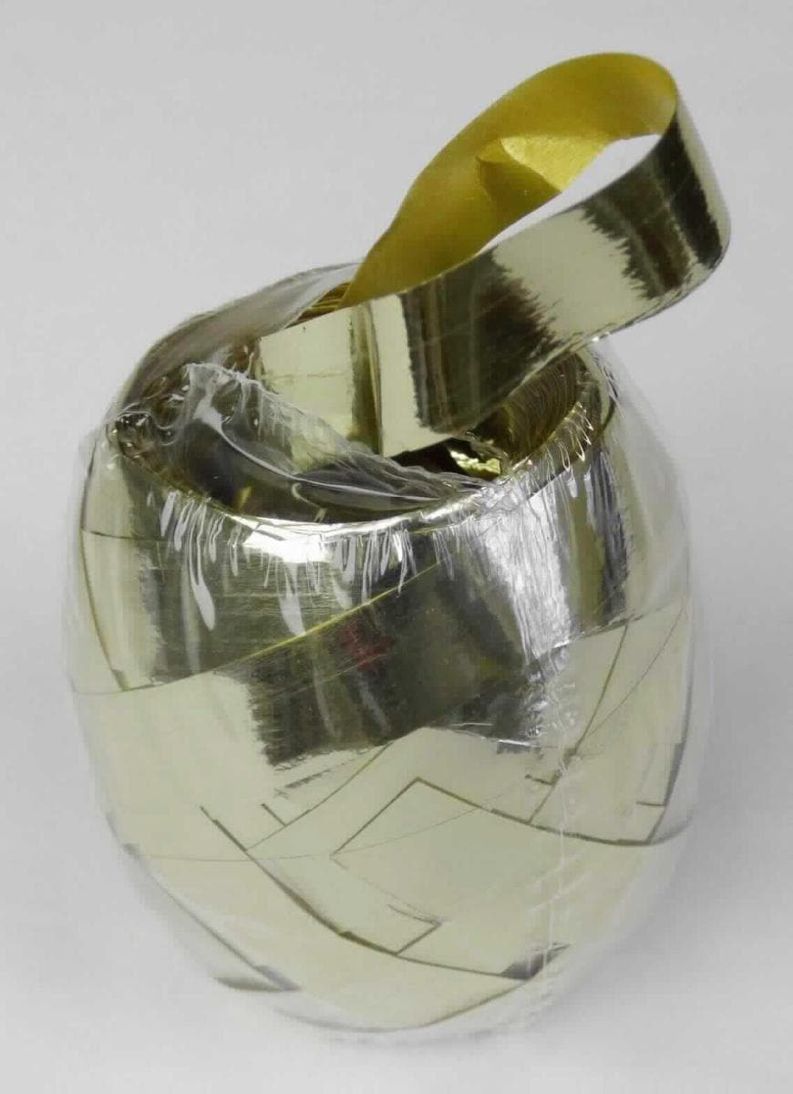 Angaben des Antragstellers:
Geschenkband, Eiknäuel - Metallic - aus Polypropylen und Polyethylenterephthalat

Feststellungen an einem Warenmuster:
Es wurde ein zu einem Eiknäuel aufgewickeltes, goldenes Geschenkband (10 m lang und 10 mm breit) vorgelegt. Das Geschenkband ist ca. 110 µm dick und besteht überwiegend aus Polypropylen.

Befund:
Es liegt ein Band aus Polymeren des Propylens im Sinne der Unterposition (KN) 3920 2080 vor.
