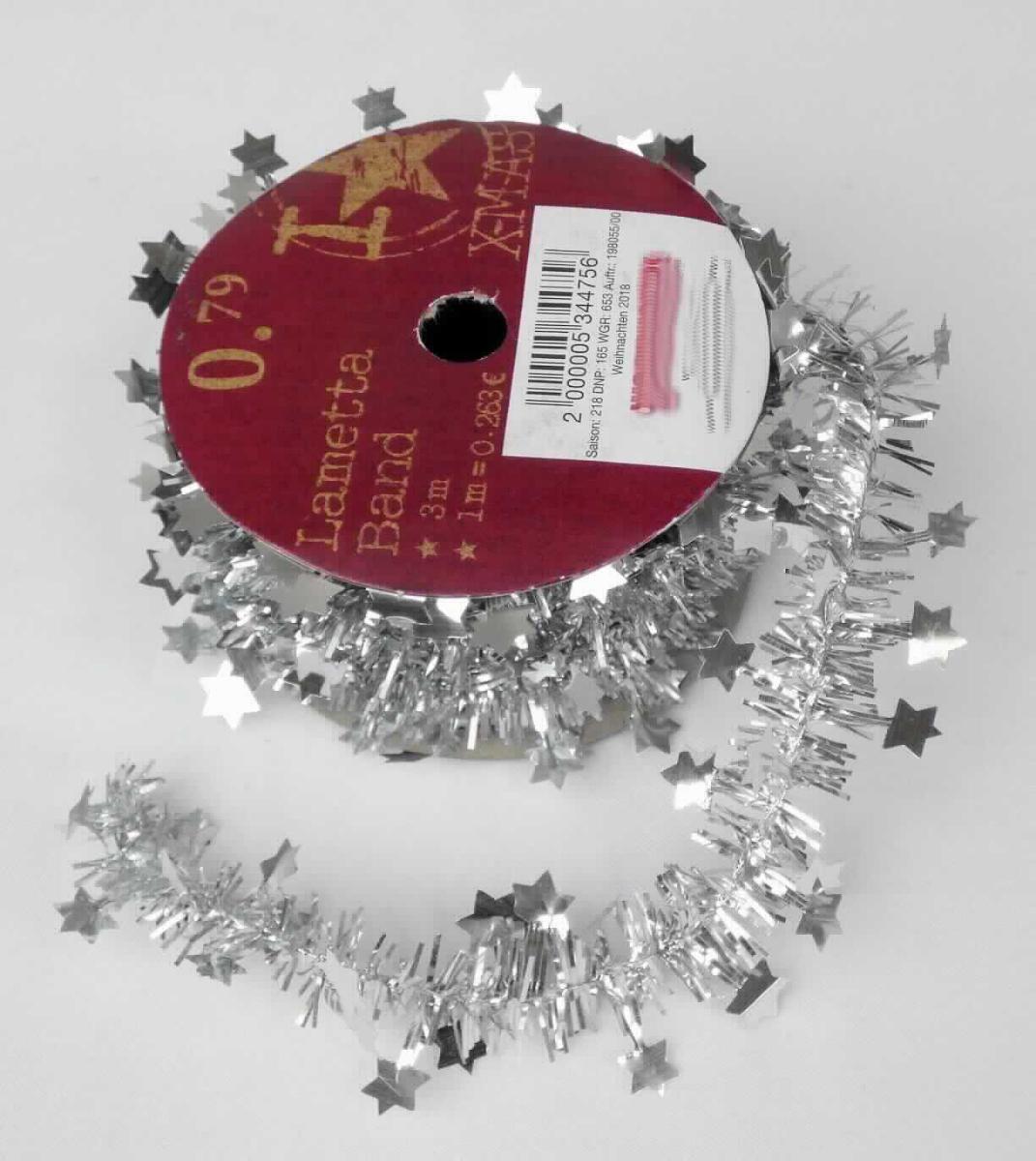 Ware aus künstlichem Blattwerk, sog. Lametta Band Stern (Art. 198055), Foto siehe Anlage, 
- Girlande aus stilisierten, künstlichen Tannenzweigen (Blattwerk), 
- bestehend aus verdrehten Metalldrähten und einem eingewickelten Spinnstofffaden, 
- die Tannennadeln bestehen jeweils aus einem ca. 1 mm breiten, silberfarbenen 
  Kunststoffstreifen (derartige Streifen gelten zolltariflich als Spinnstoff), die durch die 
  verdrehten Metalldrähte gesteckt werden (Blumenbindetechnik),
- mit silberfarbenen, ausgestanzten Sternen aus Kunststoff verziert,
- die Nadeln aus Spinnstoffstreifen bestimmen vor allem aufgrund des Umfangs den 
  Charakter der Ware,
- mit einer Länge von ca. 3 m, 
- zum Ausschmücken und Dekorieren von Wohnräumen bestimmt, 
- kein Festartikel der Position 9505, da kein eindeutiger Bezug zum Weihnachtsfest, 
- auf einer bunt bedruckten Spindel aus Pappe für den Einzelverkauf aufgemacht.

"Ware aus künstlichem Blattwerk (Girlande), aus Spinnstoff"