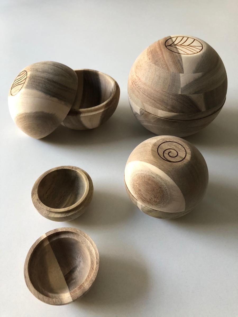 Holzdose "Kugel" (Abbildung siehe Anlage)
- zweiteilige, kugelförmige Dose aus Akazienholz (lt. Antragsteller), mittig zu öffnen, Ober- und
  Unterseite leicht abgeflacht um eine Standfläche zu ermöglichen, an der Oberseite je nach
  Modell mit verschiedenen, eingelaserten Motiven verziert (z.B. Flamme, Kreise),
- sorgfältig gearbeitet,
- in einem Verkaufskarton aus Pappe,
- zur Aufbewahrung von kleineren Gegenständen.

"Den Schmuckkassetten ähnliche Ware aus Holz, nicht aus tropischem Holz im Sinne der Anmerkung 2 zu Kapitel 44, kein Stammstück: sog. Holzdose"