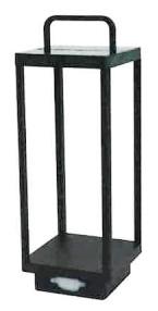 Bei der sog. LED HYBRID Laterne, Art.-Nr.  2021001100, handelt es sich um einen elektrischen Beleuchtungskörper, bestehend aus einem quaderförmigen Gestell mit Boden aus Metall (je etwa 18 cm Seitenlänge und etwa 51 cm hoch), mit offenen Seitenflächen auf einem flachen Sockel aus Kunststoff. Die LED-Lichtquellen sind mit der Fotovoltaikeinheit und ein Tragebügel im oberen Teil fest verbaut, ein wechselbarer Akkumulator mit Schalter und Ladeanzeige ist im Sockel verbaut.

Das Erzeugnis ist sowohl zur Verwendung  in Innenräumen als auch zur Verwendung im Außenbereich konzipiert.

Die Bestandteile aus Metall bestimmen nach dem Umfang und dem äußeren Erscheinungsbild den Charakter der Ware.

Die Leuchte ist mit einem Ladekabel in einem bedruckten Karton verpackt.

Hinweise auf Handfertigung liegen nicht vor.

Das Erzeugnis ist als "elektrischer Beleuchtungskörper, anderweit weder genannt noch inbegriffen, nicht von den Unterpositionen (HS) 9405 11 bis 9405 39 erfasst, fotovoltaisch, ausschließlich zur Verwendung mit LED-Lichtquellen bestimmt, kein Scheinwerfer, aus Metall, nicht handgearbeitet" einzureihen.