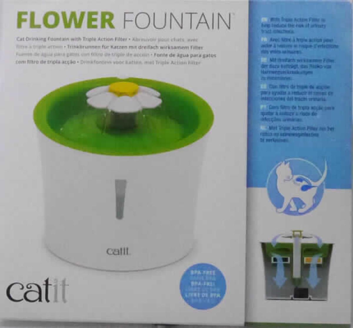 Trinkbrunnen für Katzen, 
- aus einer konischen Wasserschale aus Kunststoff mit Kabelhalter und passgenauem Aufsatz mit mittiger 
  Wasseraustrittsöffnung (Fontänendüse, nehmbare Blume und Blumenkappe), einem Schaumstoff- 
  Aktivkohle Filter, einer elektrischen Wasserpumpe mit Elektromotor und Anschlusskabel mit 
  USB-Anschluss sowie einem USB-Netzteil, (Abmessungen B 21 x T 20 x H 21 cm, Abbildung siehe Anlage),
- mit einem Fassungsvermögen von 3 l und einem Gewicht von ca. 0,6 kg,
- üblicherweise zur Verwendung im Haushalt zum Aufbereiten und Bereithalten von Trinkwasser für Katzen,
- zusammen mit Beipack (Gebrauchsanleitung, Codekarte) in einer gemeinsamen Verkaufsumschließung.
Der Trinkbrunnen bestimmt den Charakter des Ganzen.

"Elektromechanisches Haushaltsgerät mit eingebautem Elektromotor, kein Lebensmittelzerkleinerungs- 
 und -mischgerät oder Frucht- und Gemüsepresse, Trinkbrunnen für Katzen mit einem Gewicht von weniger 
 als 20 kg, in funktioneller Einheit mit Netzteil, in Warenzusammenstellung in Aufmachung für den Einzelverkauf
 mit nicht charakterbestimmendem Beipack"