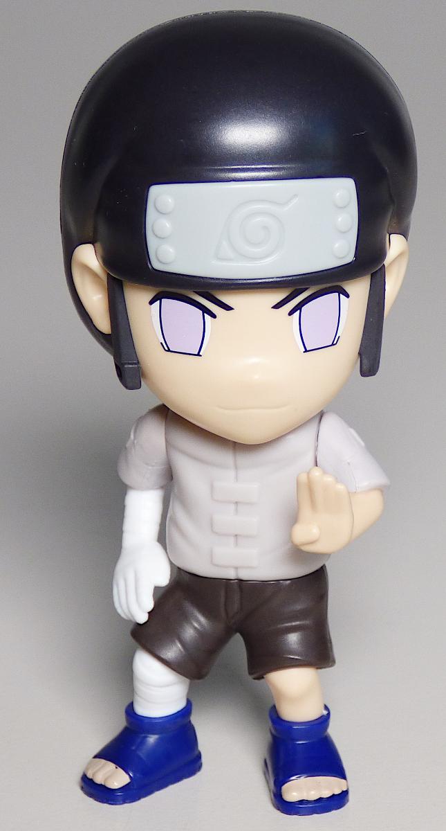 Bei dem vorliegenden Erzeugnis handelt es sich um eine Puppe,
- einen stilisierten Jungen aus einer Zeichentrickserie (sog. Anime) darstellend,
- mit einer Größe von ca. 10 cm,
- aus Kunststoff gefertigt,
- mit einem Kopf samt Augen, Nase, Mund und langen Haaren,
- aufrecht auf zwei Beinen stehend und mit zwei beweglichen, angewinkelten Armen,
- mit einem grauen Oberteil und einer kurzen Hose bekleidet,
- dient der spielerischen Unterhaltung von Personen,
- in einem bedruckten Polybeutel verpackt.

Derartige Erzeugnisse werden zolltarifrechtlich als "Puppe, Nachbildung eines Menschen darstellend, keine handgearbeitete dekorative Puppe in für das Ursprungsland charakteristischer Volkstracht" eingereiht.
