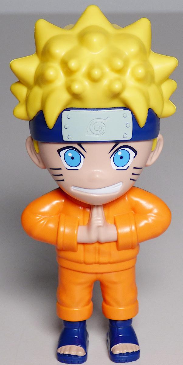 Bei dem vorliegenden Erzeugnis handelt es sich um ein Spielzeug,
- einen stilisierten Jungen aus einer Zeichentrickserie (sog. Anime) darstellend,
- mit einer Größe von ca. 10 cm,
- aus Kunststoff gefertigt,
- mit einem überdimensionalen Kopf samt Gesicht, zwei Armen und zwei Beinen,
- aufrecht stehend, die Hände sind vor der Brust gefaltet,
- mit einem Ganzkörperanzug bekleidet,
- ohne bewegliche Gliedmaßen, somit keine Ware der Unterposition (KN) 9503 0021,
- dient der spielerischen Unterhaltung von Personen,
- in einem bedruckten Polybeutel verpackt.

Derartige Erzeugnisse werden zolltarifrechtlich als "anderes Spielzeug, nicht von den Unterpositionen (KN) 9503 0010 bis 9503 0087 erfasst, aus Kunststoff, nicht von den TARIC-Codes 9503 0095 10 bis 9503 0095 40 erfasst" eingereiht.