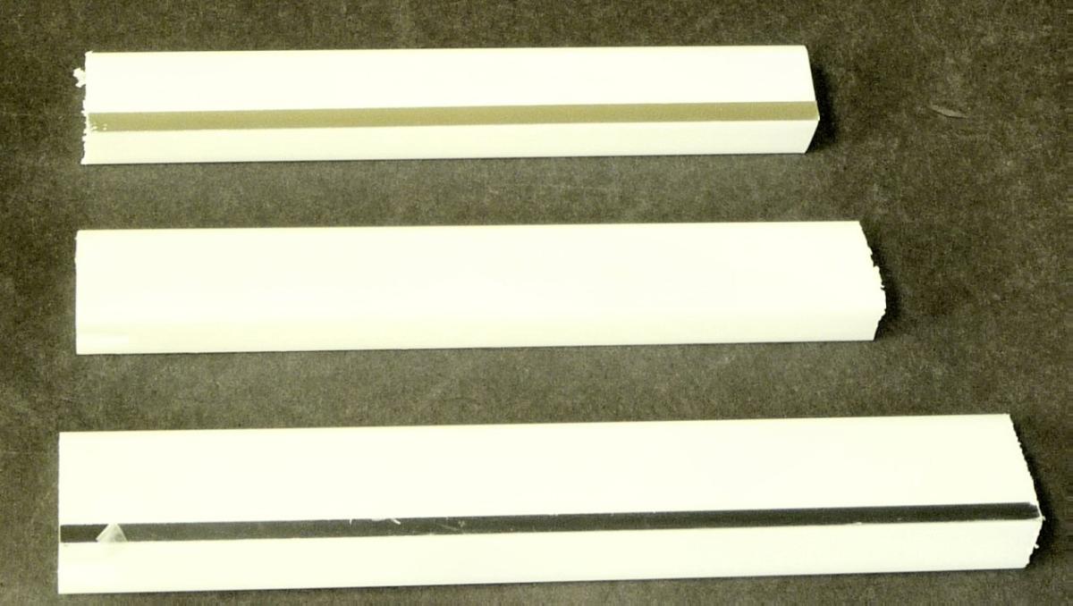 Angaben des Antragstellers:
LED Profile gefertigt aus Polystyrol mit und ohne aufgeklebten verchromten Metallstreifen - ohne LED-Leuchten.
Abmessungen: 22,5 x 16,5 mm; Längen: von 400 mm bis 3500 mm
Abmessungen: 32 x 16 mm; Längen: von 400 mm bis 3570 mm

Es wurden vertraulich zu behandelnde Warenmuster vorgelegt (DE 17624/13-1).

Befund:
Es liegen Profile aus Polystyrol (Additionspolymerisationserzeugnis) im Sinne der Unterposition (KN) 3916 9050 vor.