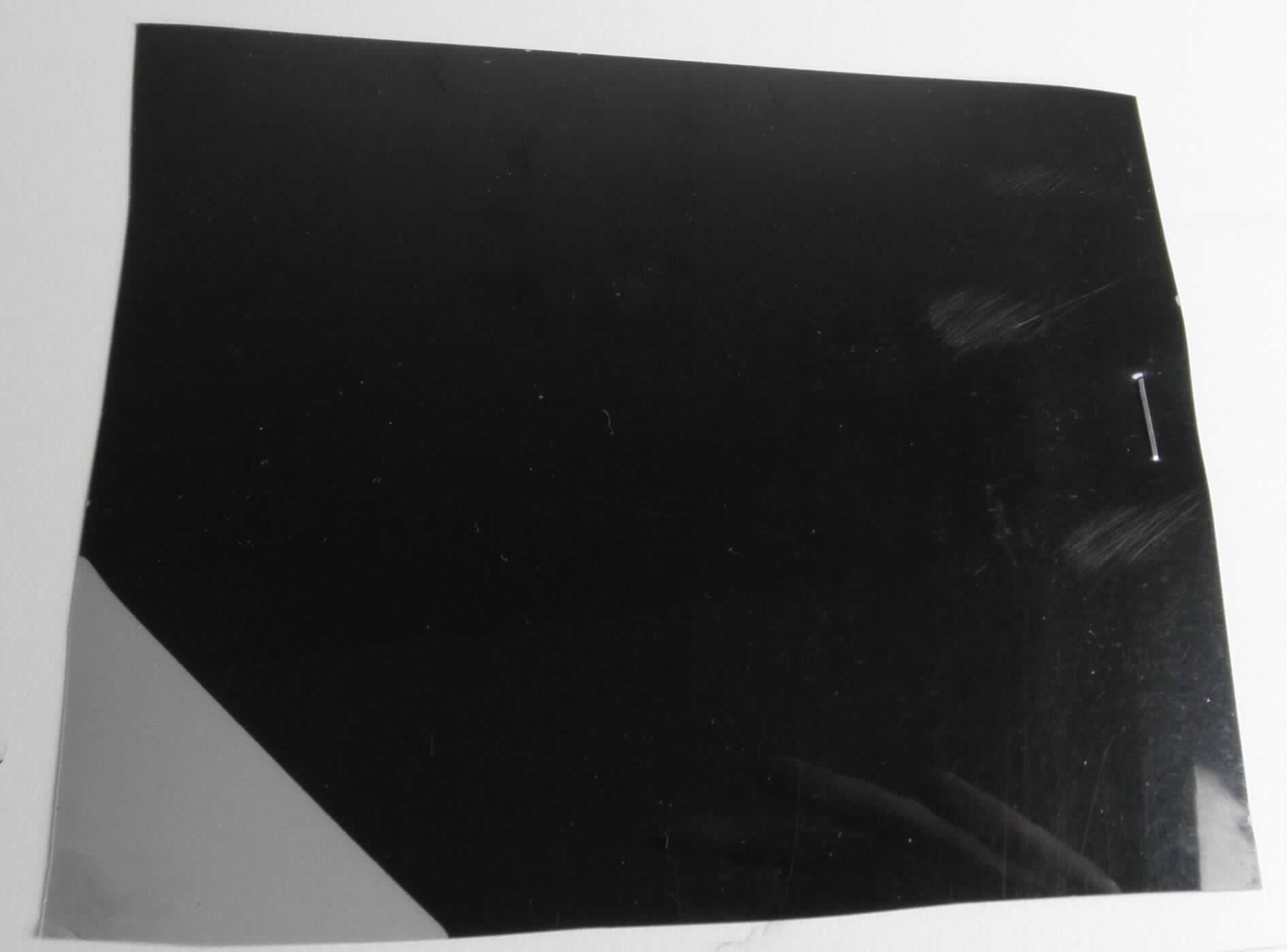 Angaben des Antragstellers:
PVC Transferfilm
-Folie wird auf Schuhe aufgebügelt-

Feststellungen an einem Warenmuster:
Es wurde ein Abschnitt einer schwarzen, flexiblen Folie mit einer Dicke von 0,1 mm vorgelegt. Die Folie ist  mit einer milchig-transparenten Schutzfolie versehen. Die Folie weist einen Weichmachergehalt von ca. 24 GHT auf.

Befund:
Es handelt sich um eine Folie aus Kunststoff im Sinne der Unterposition (KN) 3920 4310.