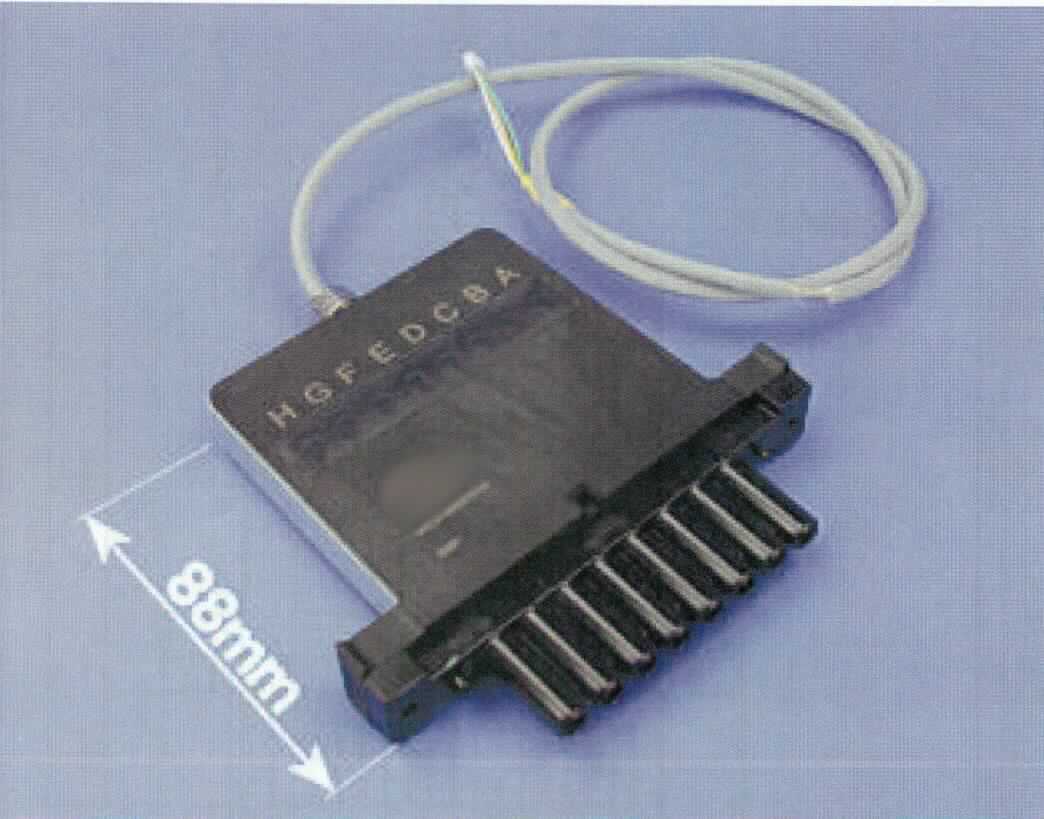 Sog. Sensor Ultrasonic, im Wesentlichen bestehend aus einem Kunststoffgehäuse (87,5 x 115 x 20 mm) mit verzinktem Stahlbügel und Molex-Buchsengehäuse, einem Kabel (14 mm)  sowie einem Schrumpfschlauch  und einem Aufdruck der Buchstaben A - H (siehe Abbildung in der Anlage). 
Der Sensor misst mit Ultraschall die Füllstände der Reagenz Probenträger indem über 8 Untraschalltransducer, die in einem Array nebeneinander angeordnet sind, der Ultraschall an die Luft ausgekoppelt wird. Durch die keulenförmige Ausbreitung des Messfeldes wird ja nach Messart eine unterschiedliche Schallkeule generiert.

Der Sensor dient der Füllstandsmessung von Reagenz Probenträgern.

Die Ware wird eingerieht als "elektronisches Gerät zum Messen oder Überwachen der Füllhöhe von Flüssigkeiten, kein Gerät der Position 9014, 9015, 9028 oder 9032, anderes als Durchflussmesser" eingereiht.
