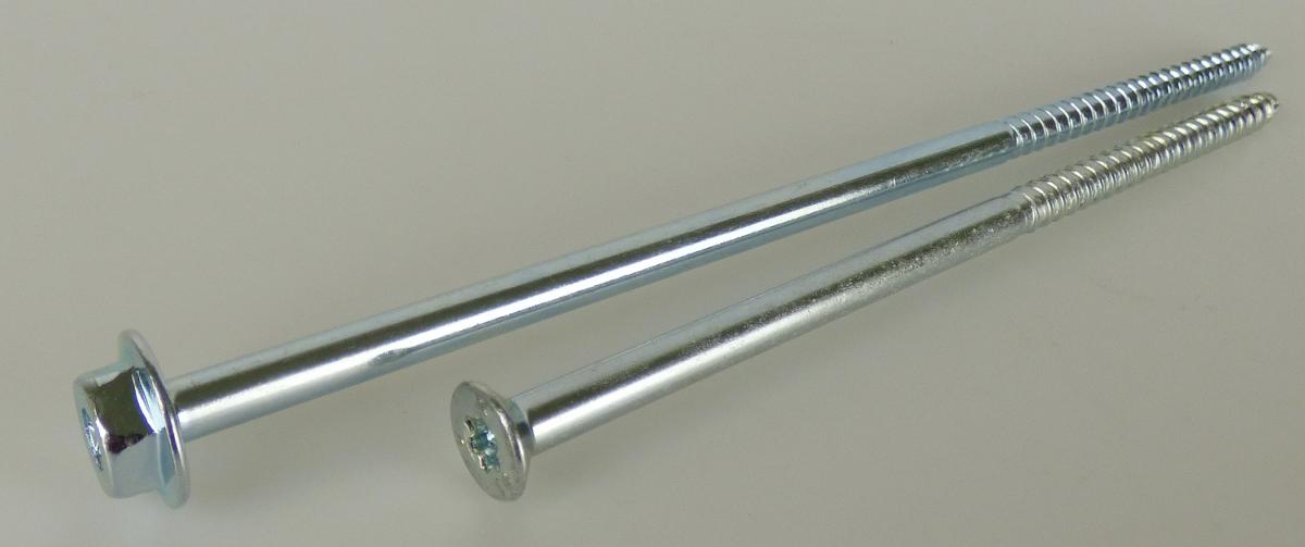 Es handelt sich um Schrauben aus Stahl (kein nicht rostender Stahl) mit Senkkopf, mit Innensechsrund ("Torx", geschützte Marke) und mit einem nicht bis zum Kopf reichenden Holzschraubengewinde. Das Gewindeende ist zu einer Spitze ausgearbeitet. Der Kern der Schraube verjüngt sich zur Spitze hin.
Gesamtlänge: etwa 165 mm; Gewindedurchmesser: etwa 7 mm.
- Antragstellerangaben -

Abbildung siehe Anlage.

Derartige Erzeugnisse gehören als "andere Holzschrauben aus Stahl (kein nicht rostender Stahl)" zum TARIC-Code 7318 1290 90.
