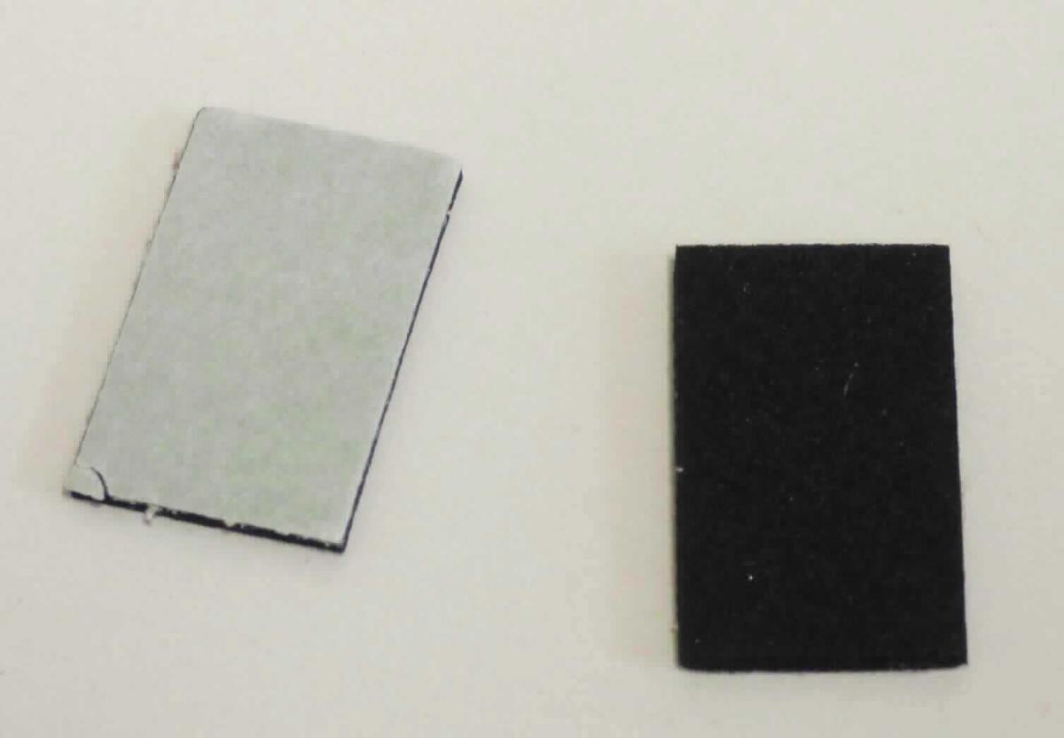 Angaben des Antragstellers:
EPDM-Abdeckung - Schaum mit Klebeband

- Abmessungen 1400 x 870 x 1,5 mm -

Feststellungen an einem Warenmuster:
Schwarze Folienabschnitte aus einem Zellkautschuk (Styrol-Butadien-Kautschuk) auf der Unterseite mit einem Klebstoff bestrichen und mit einem Schutzpapier abgedeckt.

Befund:
Es liegt eine Platte aus Zellkautschuk im Sinne der Unterposition (KN) 4008 1100 vor.