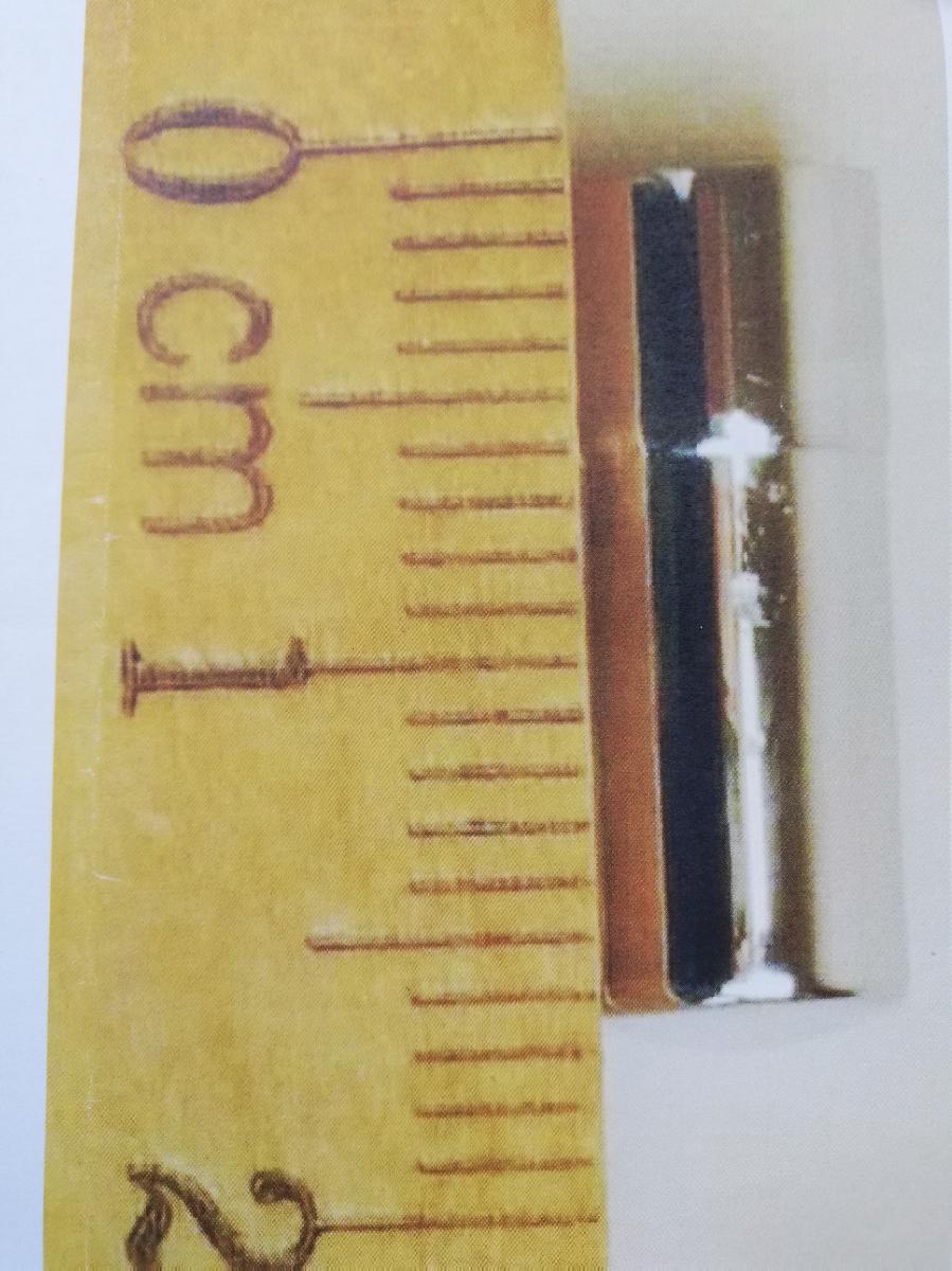 Es handelt sich um eine sogenannte "Druckknopfhülse" in Form einer (geraden) kreiszylindrischen, im Außendurchmesser ca. 6 mm großen, ca. 16 mm langen, hohlen, an einem Ende geschlossenen Hülse aus silberfarbenem Metall (lt. Antragsangabe Messing mit glanzverchromter Oberfläche) mit einem ca. 5 mm langen, breiteren Abschluss im Außenbereich am offenen Ende und Schraubgewinde im Inneren.
 
Die Ware deckt den Kunststoffdruckknopf ab, dient zum Herausdrücken der Mine aus dem Kugelschreibergehäuse (keine Gegenstände der vZTA-Entscheidung) und stellt ein erkennbar hauptsächlich für einen Kugelschreiber bestimmtes Teil dar.

Das Erzeugnis ist als "Teil für einen Kugelschreiber, keine Schreibfeder oder Schreibfederspitze" einzureihen.