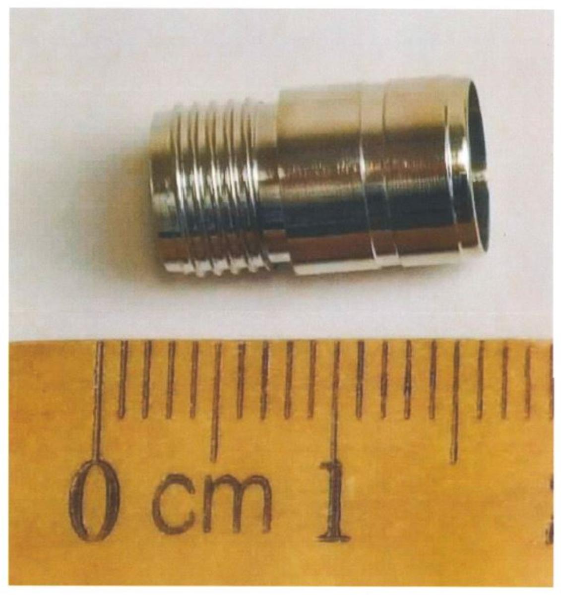 Es handelt sich bei dem sog. Gewindestück um ein nach technischer Zeichnung gefertigtes 13,5 mm langes und rundes Messingteil (Durchmesser ca. 7 mm), das auf der einen Seite mit einem Gewinde versehen ist.
Das Gewindestück wird als Verbindungsstück zwischen Schaft und Spitze eines Kugelschreibergehäuses eingesetzt und stellt ein erkennbar hauptsächlich für einen Kugelschreiber bestimmtes Teil dar.

Die Ware ist als erkennbares "Teil für einen Kugelschreiber, sog. Gewindestück" einzureihen.